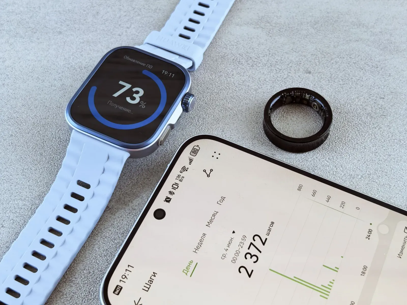 Imajen hatudu anel smart Oura Ring 5 iha liman, ho fundu gráfiku saúde no símbolu Alzheimer, reprezenta ligasaun entre teknol