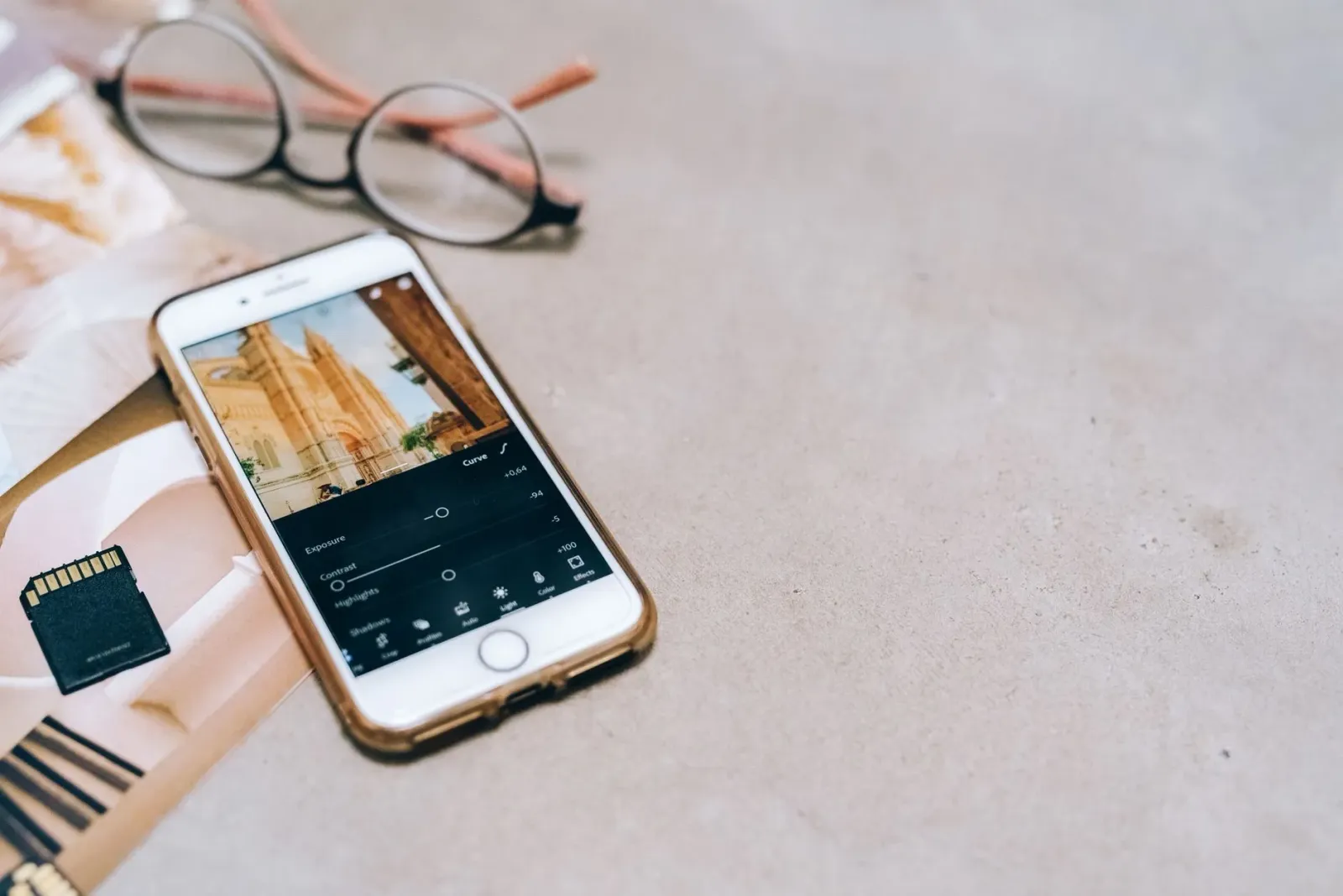 Interface aplikasaun VSCO Studio Pro ho ekipamentu edisaun fotografia profesional iha iPhone, hatudu menu edisaun batch no es