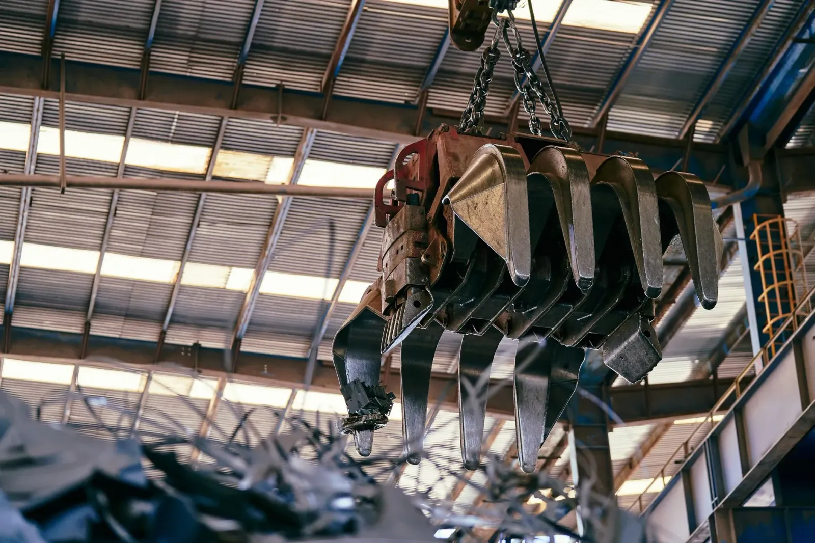 Robot Atlas husi Boston Dynamics loke tiha fridge todan liu 100 pounds ho autonomia, hatudu kapasidade foun iha mundu robotik