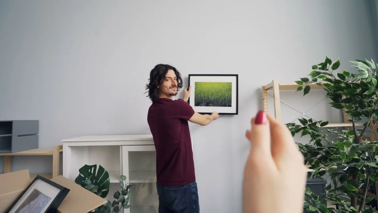 TV arte Amazon Ember Artline hatudu obra arte móvel ho imajen jogu desportu Europa, iha ambiente sala laran Timor oan