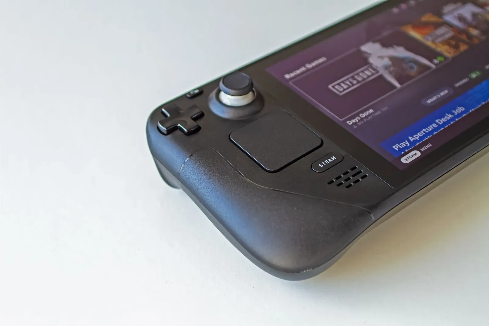 Imajen husi Steam Controller Valve nian, kontroladór jogu kór preto ho kilik botão, iha fundu ne'ebé la klaru