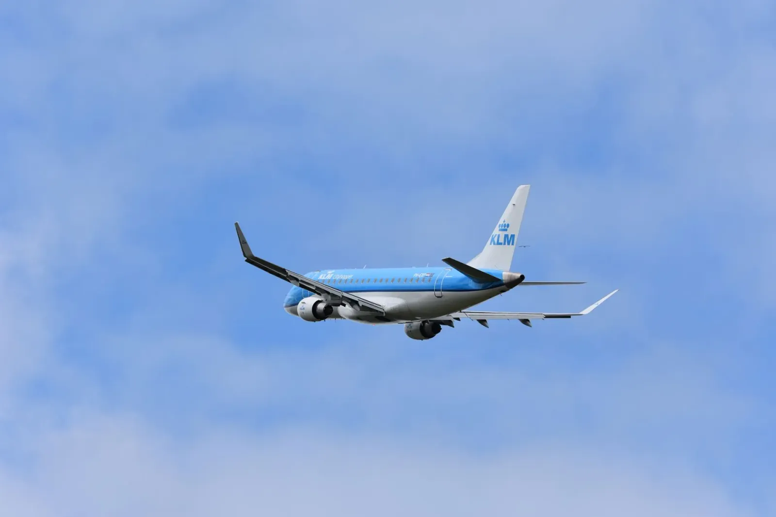 Imajen ida hatudu negósiu nia mundu ho avião, komputadór, no lixo eletróniku; ilustra oinsá istória tolu liga malu iha artigu