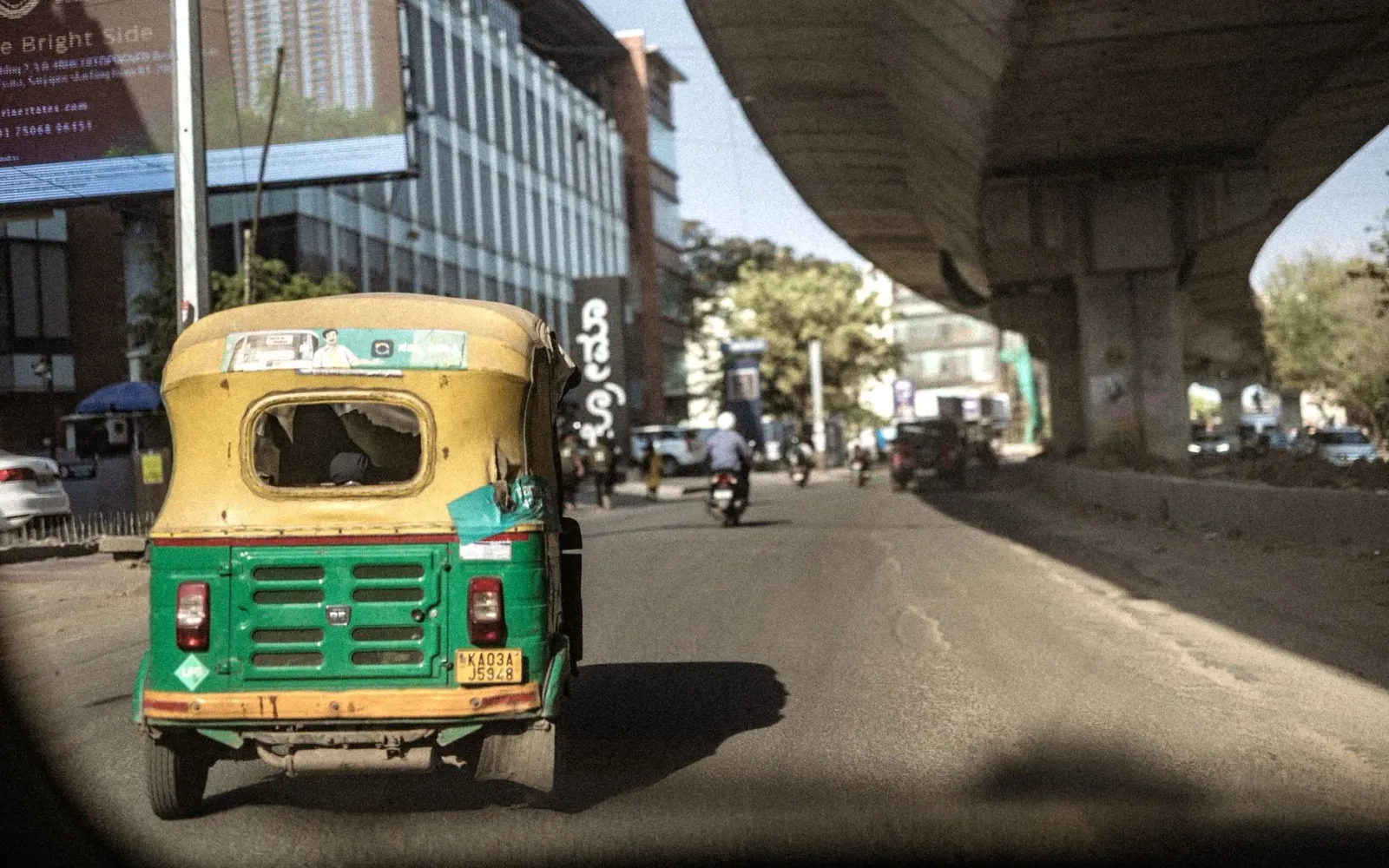 Imajen ida hatudu sidade Bengaluru ho trafiku no teknolojia, hanesan simbolu ba mobilidade urbana no seguransa siber ne'ebé p