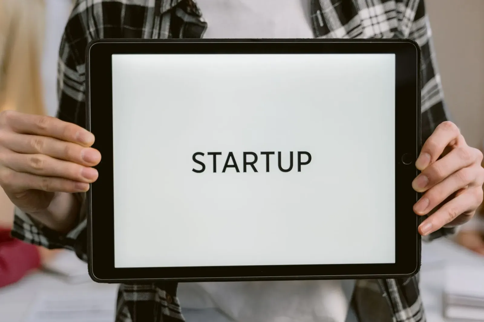 Primeiru-Ministru Bihar Samrat Choudhary anunsia lansamentu portal Bihar Tech iha konferénsia imprensa, ho ekrã komputadór ha