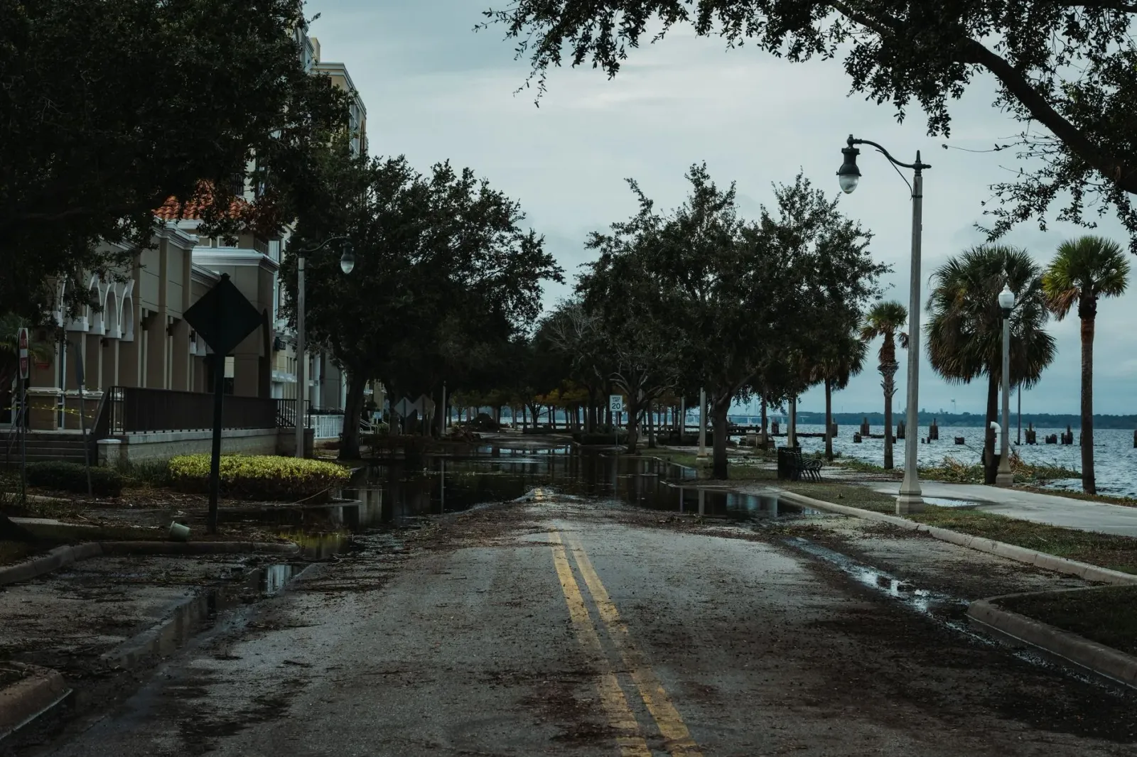 Imajen hatudu destruisaun husi tempestade tropical Arthur: edifísiu sira nakonu bee, anin forte duni tiha telhadu, no ema sir