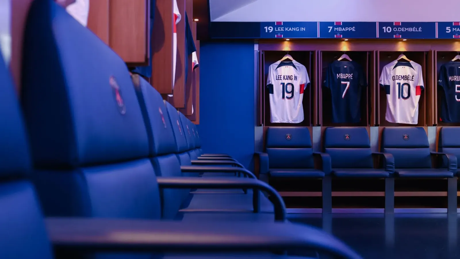 Kylian Mbappe ho uniforme França nian iha jogu Mundial 2026, nia foti bola no prepara atu xuta ba golus, ho torcedor sira iha