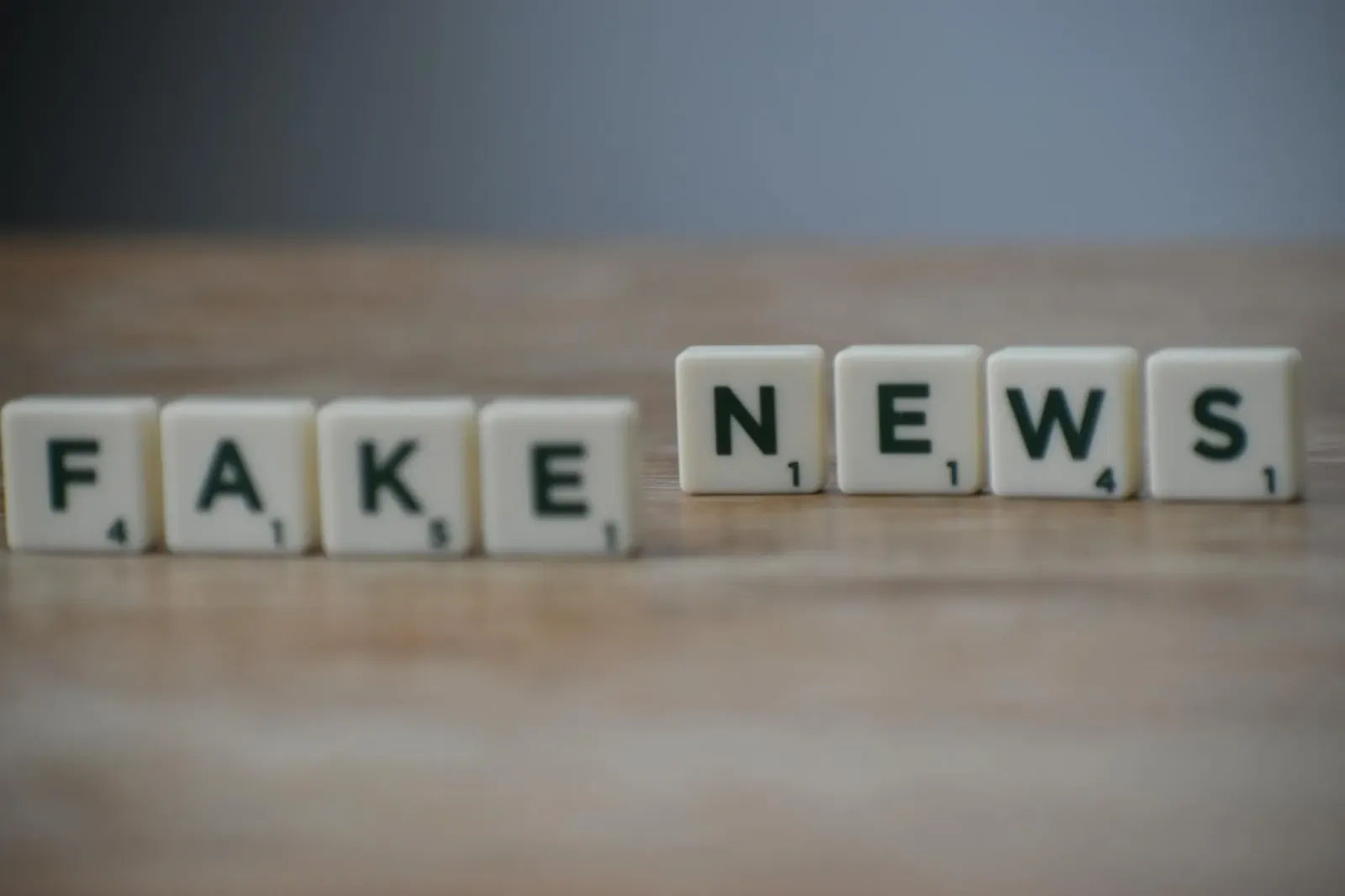 Imajen ida hatudu ema barak lee jornal no telemóvel, maibe sira nia rosto hatudu konfuzaun, simboliza oinsá notísia subar tih