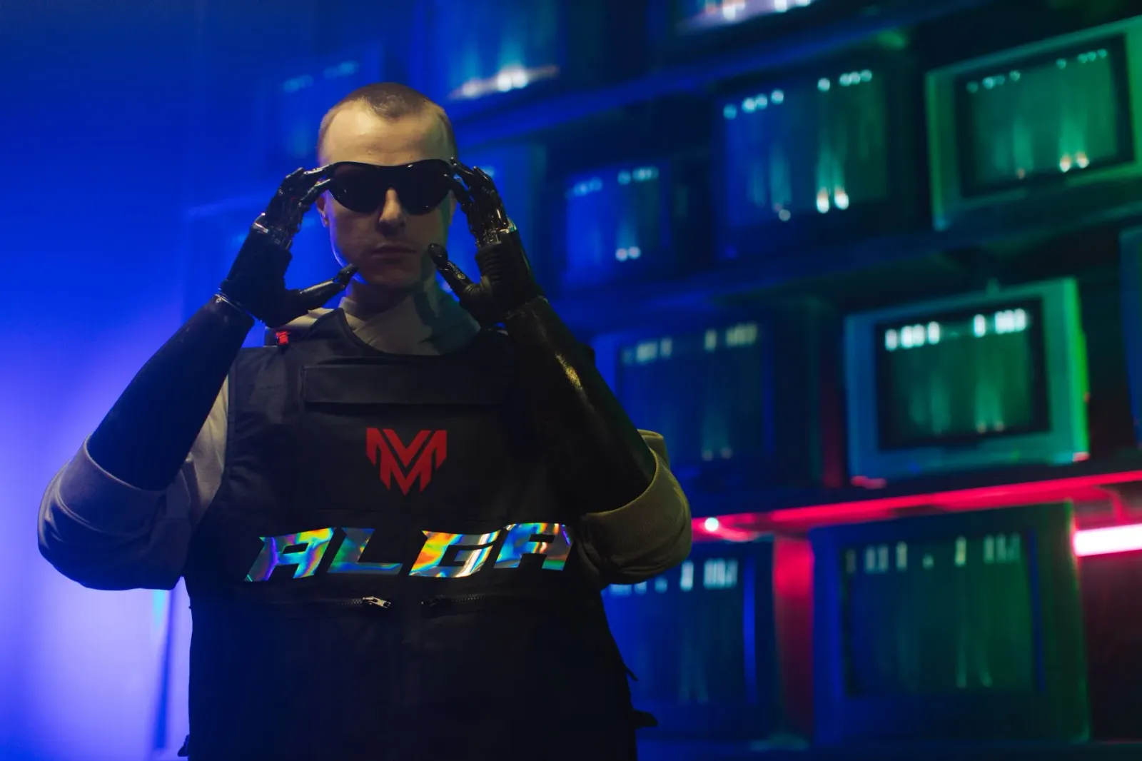 Hau haree imajen John Cena ne'ebé hanoin kona-ba ninia legadu iha futuru, ho expresão sériu no roupas ne'ebé hatudu ninia kar