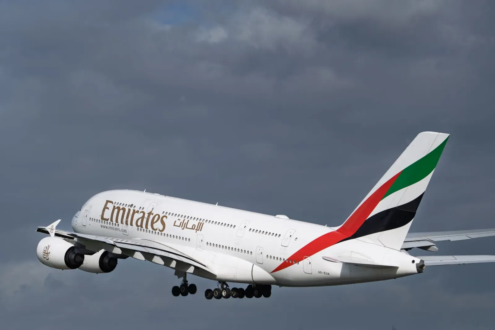 Aviaun Emirates Airbus A380 ho kabina klase primeira nian, ho bar no luz neon, hanesan simbolu estratéjia premium