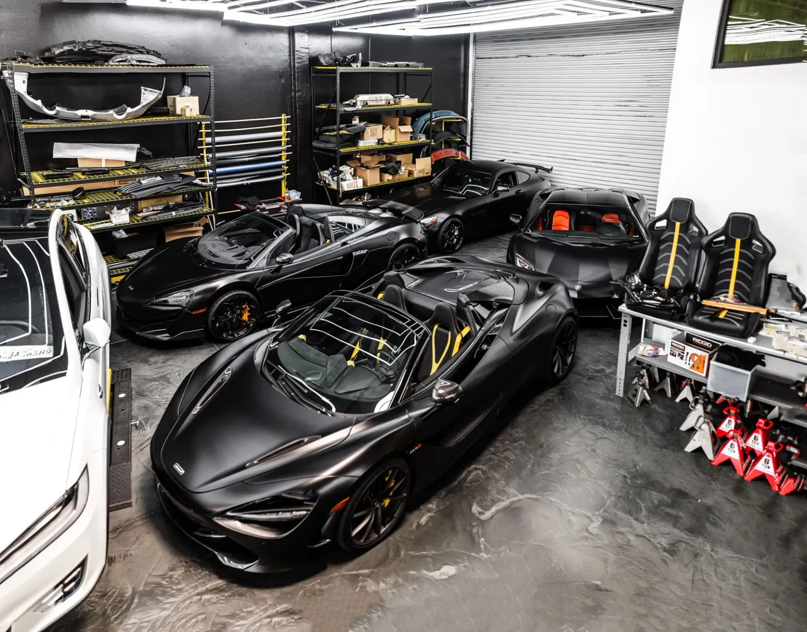 Tom Brady nia garajen ho karreta luxu hanesan Bugatti Veyron no Ferrari Daytona SP3, hatudu variedade husi koleksaun karreta 