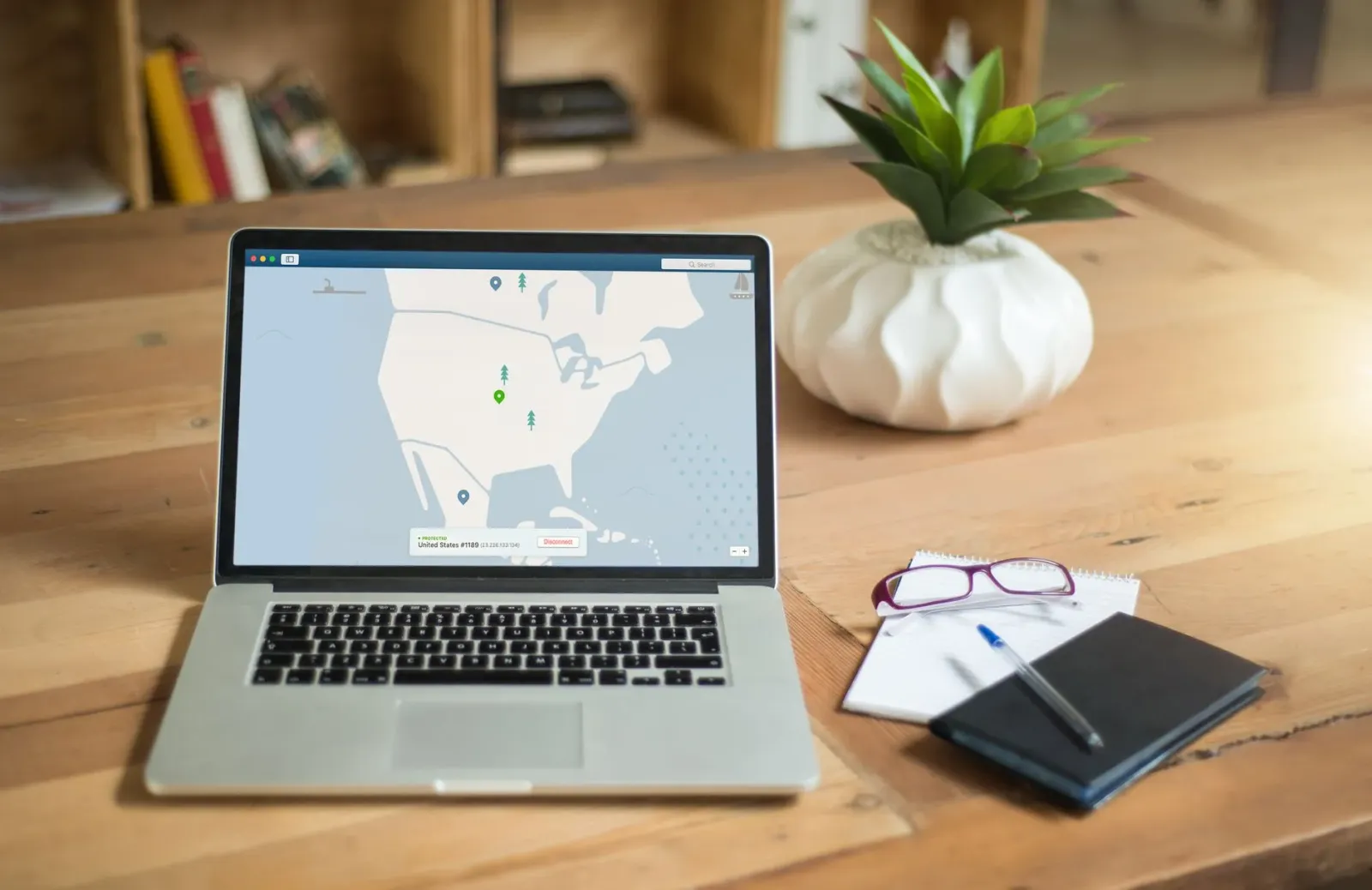Imajen ida ne'ebé hatudu escritóriu modernu ho komputadór sira no monitorizasaun software iha tela, ho konseitu privasidade n
