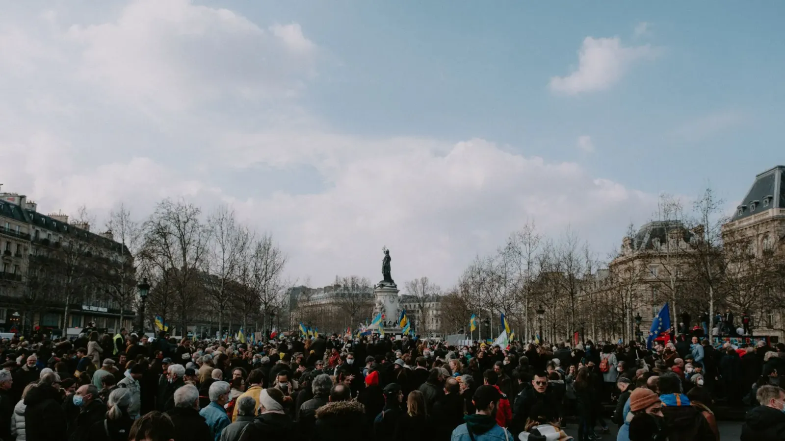 Ema barak hamutuk iha konsertu musika iha Paris, ho toldu boot no estasaun bee, maske rai manas boot, hanesan símbolu rezilié