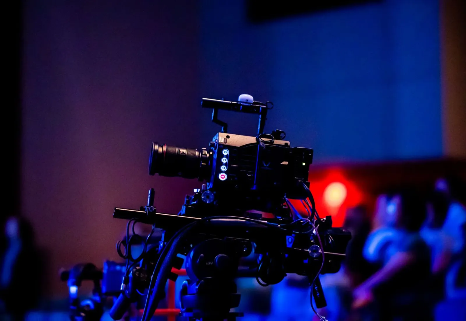 Imajen ida hatudu mundu entretenimentu modernu ho teknolojia digital, ikon jogu, streaming, no polítika, ne'ebé ilustra oinsá
