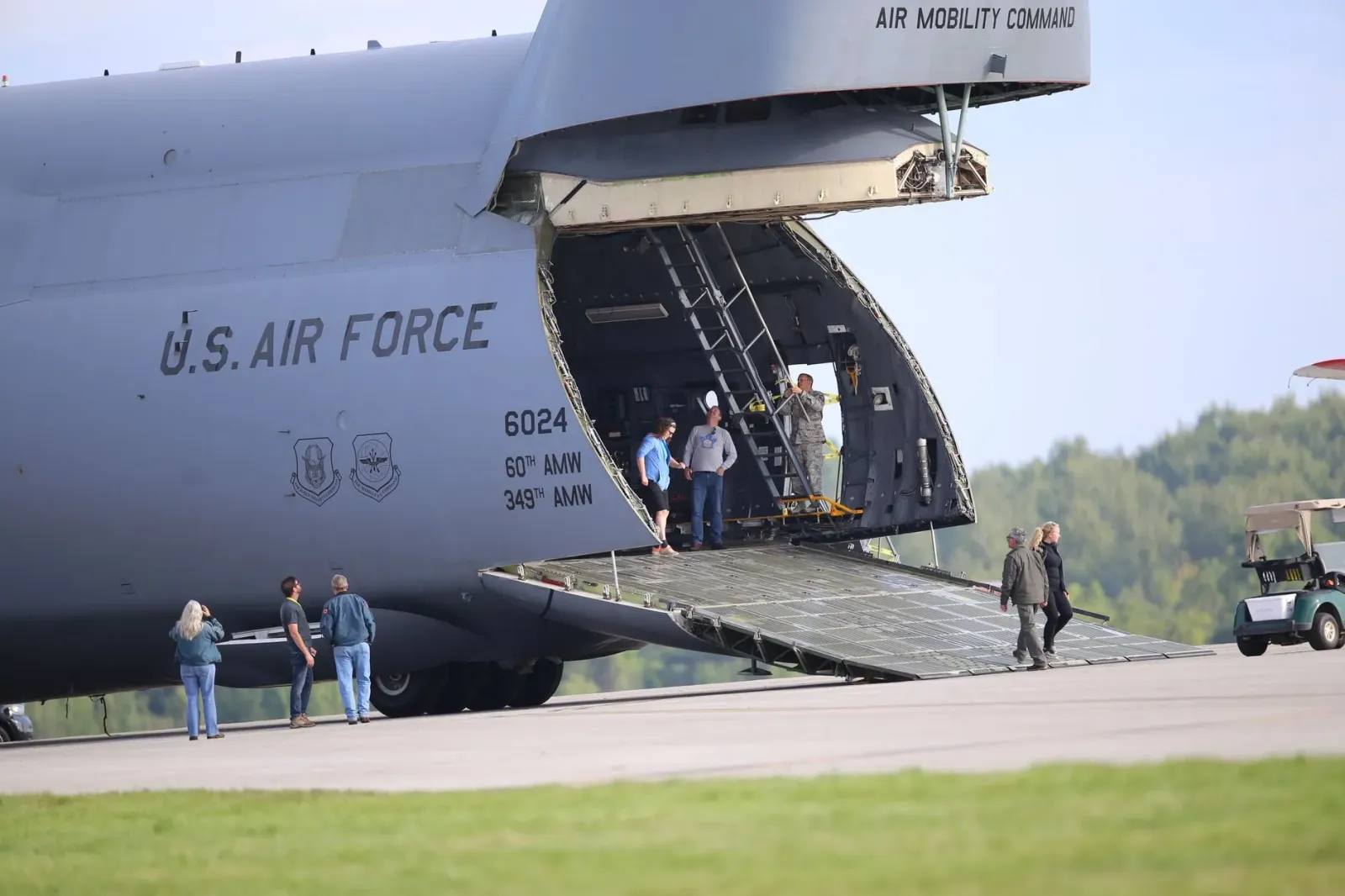 Presidente Donald Trump iha Joint Base Andrews lansa aviaun foun VC-25B Bridge ho bandeira amerikanu iha kotuk