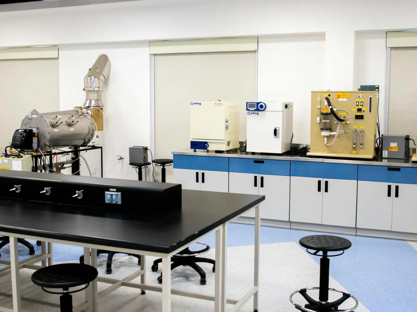 Peskipa sira iha laboratóriu IIT Guwahati halo experimentu ho material perovskite semiconductor, ho equipamentu sientífiku no