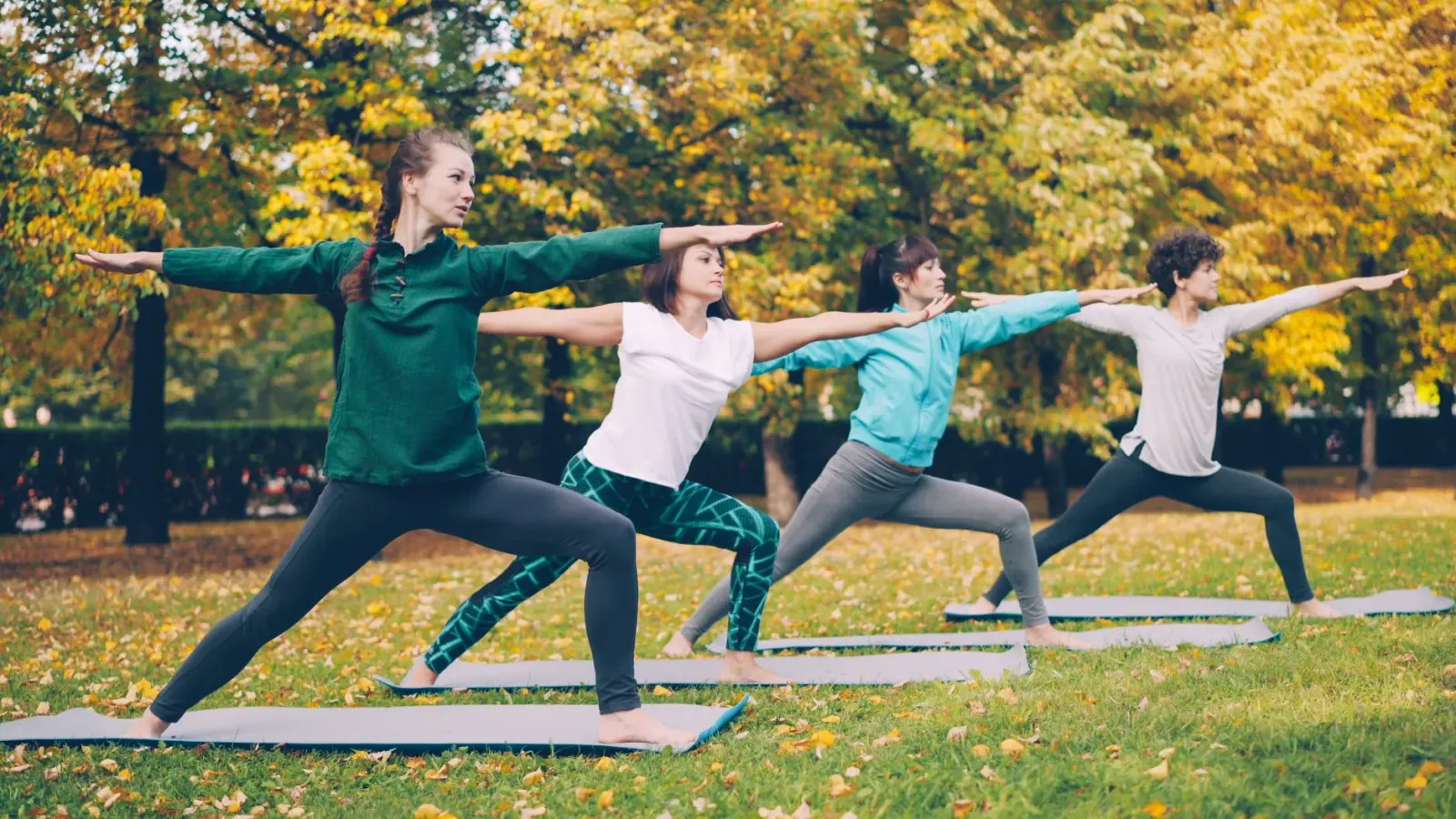 Ema barak iha ona iha park halo yoga juntan iha loron ne'ebé sol dalaruma, hanesan preparasaun International Yoga Day