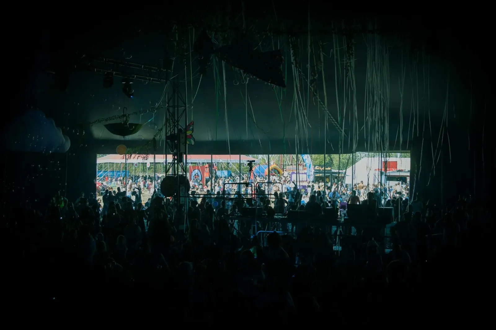 Imajen ne'ebé hatudu ema barak iha eventu entretenimentu ho situasaun kaotiku, hanesan festival boot ho luz no bandeira, maib