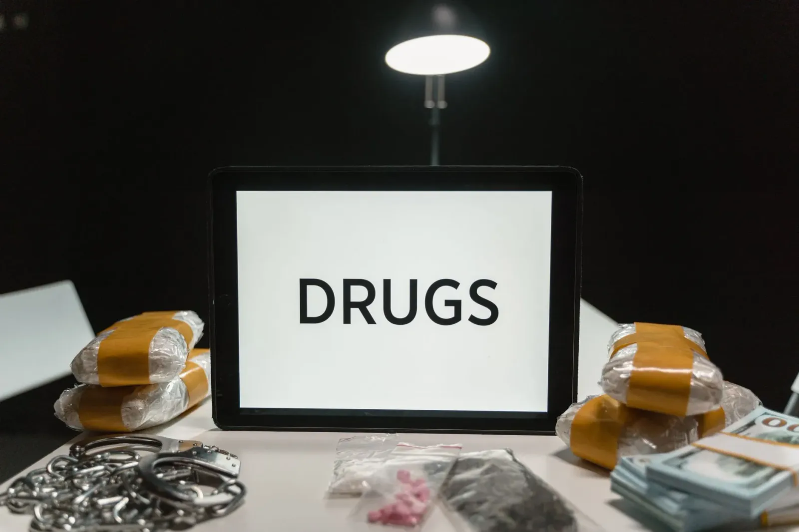 Polísia sira halo operasaun kaptura droga iha estrada, ho ekipamentu no viatura polísia, iha área urbano iha Índia