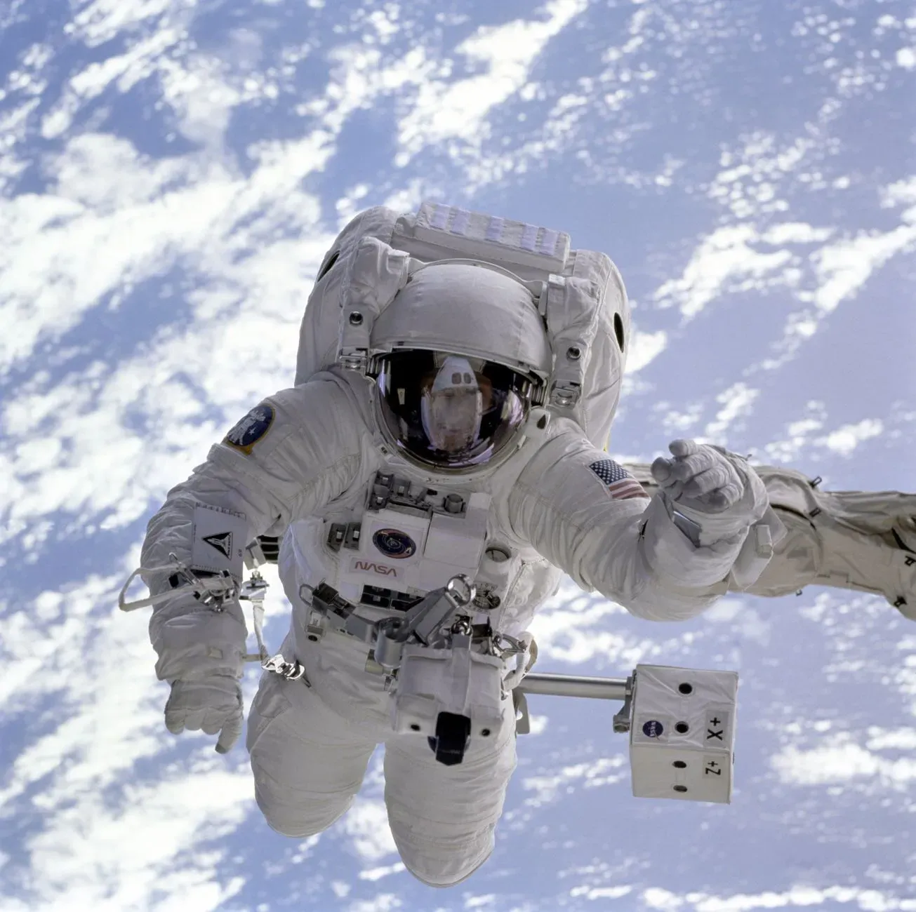 Ilustrasaun kona-ba astronauto kuda ai-horis iha estasaun espasial hodi prodús medikamentu fresku ba misasaun longu, ho luz a