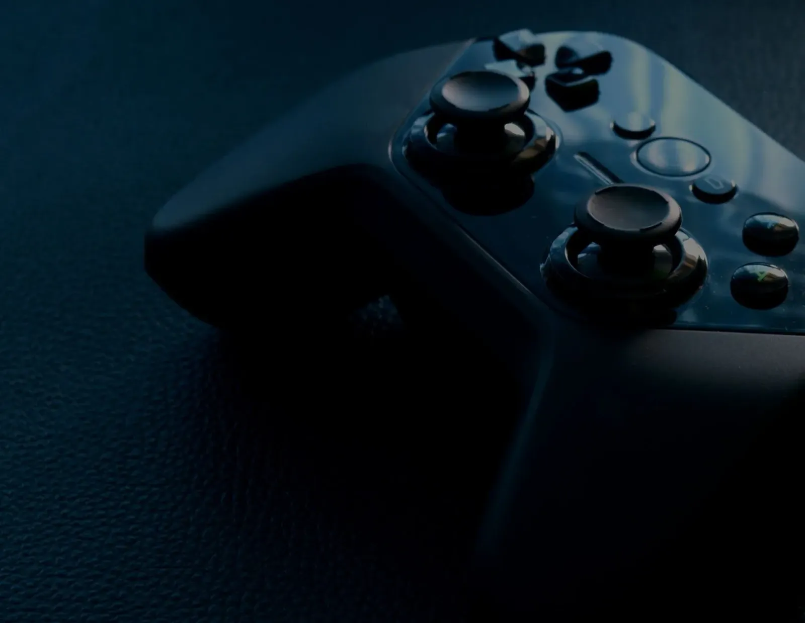 Ema ida kaer hela Valve Steam Controller iha liman, iha nia laran monitor hatudu data entrega to'o 2027, ho konseitu teknoloj