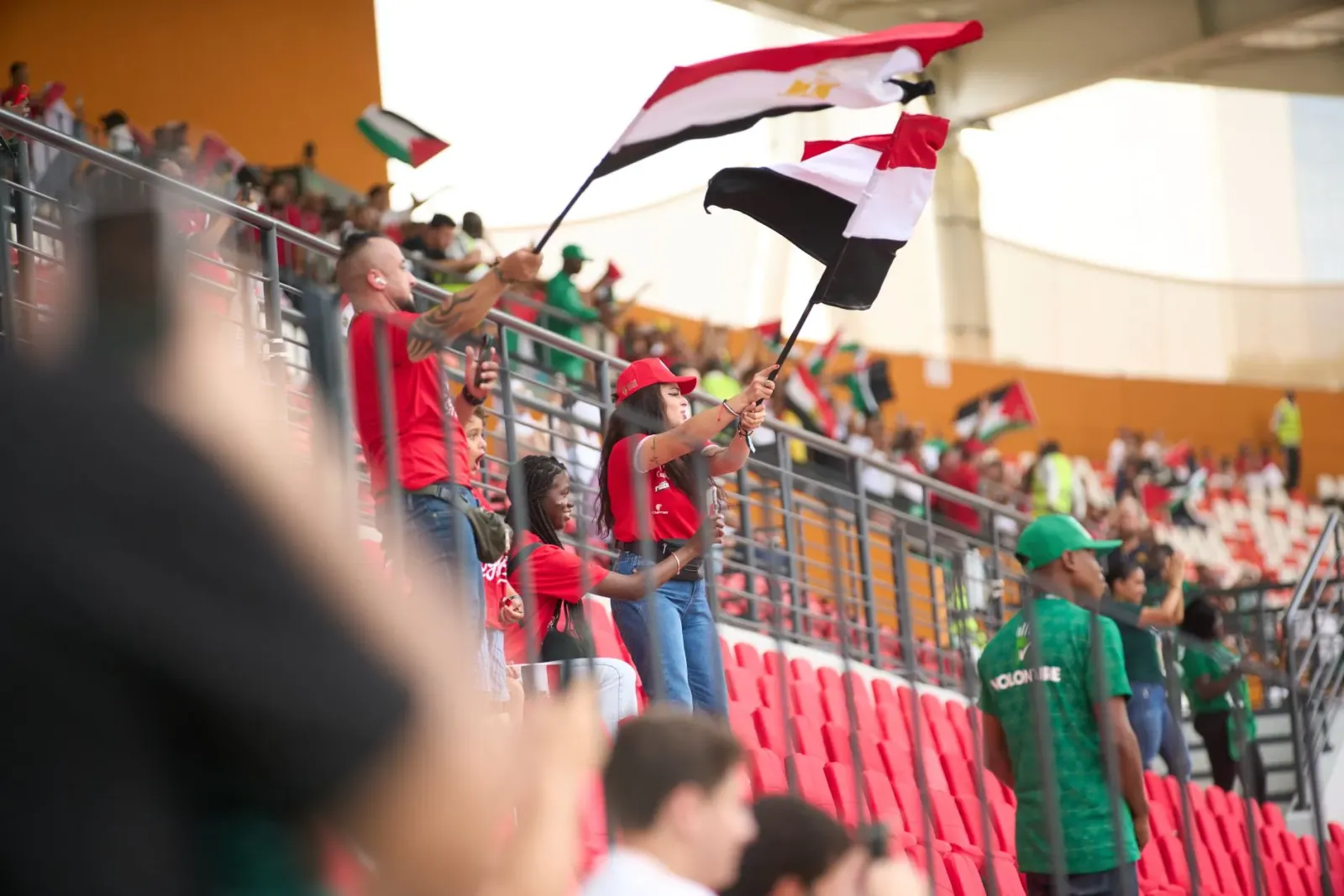 Imajen fane hotu iha estadiu hodi haree futeball iha mundu, hanesan realidade boot iha notícia.