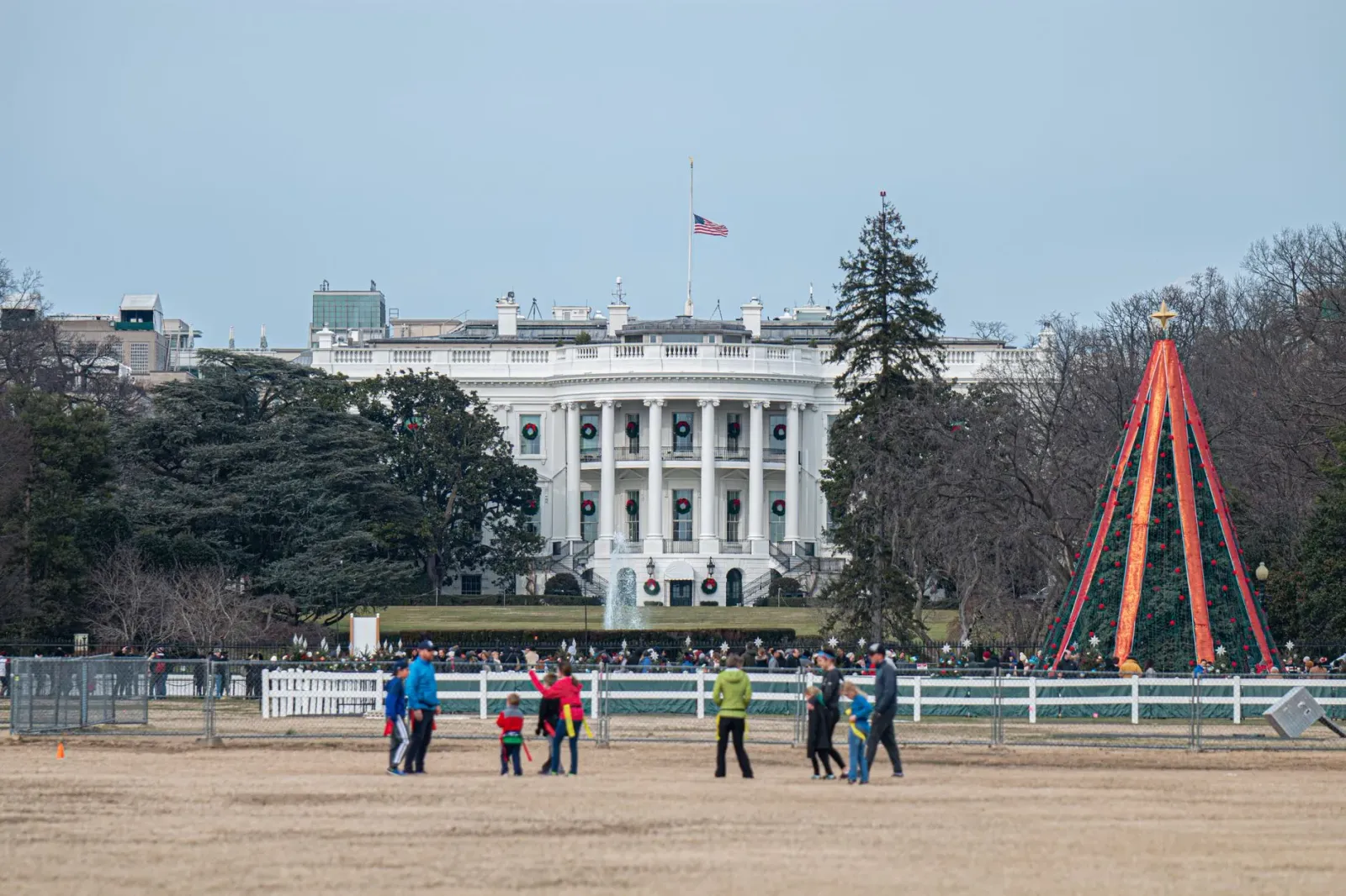 Imajen husi eventu UFC iha White House South Lawn ho ema barak tuur no luta iha palcu, iha folin boot