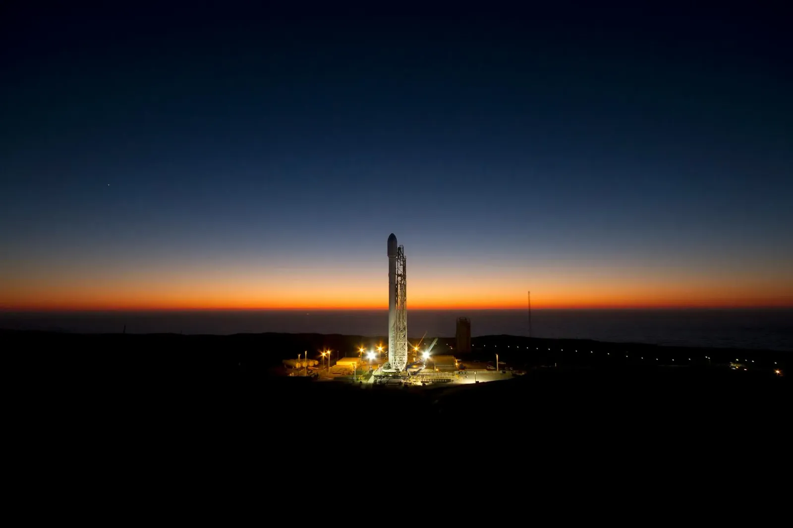 Eksplozaun boot husi foguetu Blue Origin New Glenn iha padraun lansa, ho fumaça boot no danu iha estrutura, iha tempu ne'ebé 
