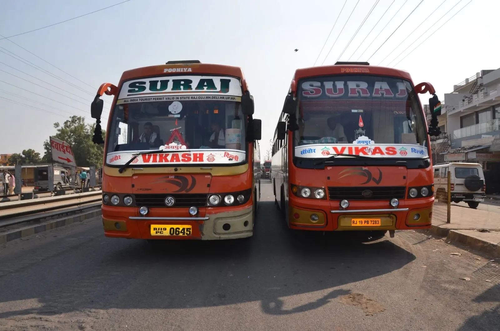 Autobús elétriku foun ne'ebé la'o iha estrada Jaipur, ho bandeira Rajasthan, iha loron lansamentu husi Primeiru-Ministru Bhaj