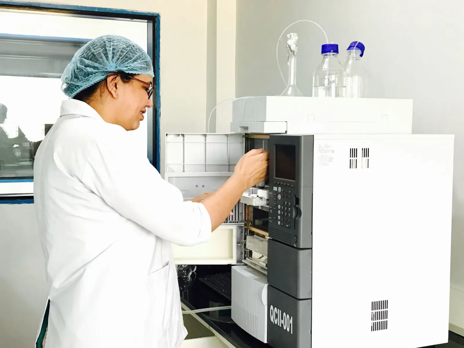 Imajen ida hatudu laboratóriu peskiza bateria sustentável iha IIT Roorkee, ho sientista sira servisu hamutuk ho ekipamentu mo