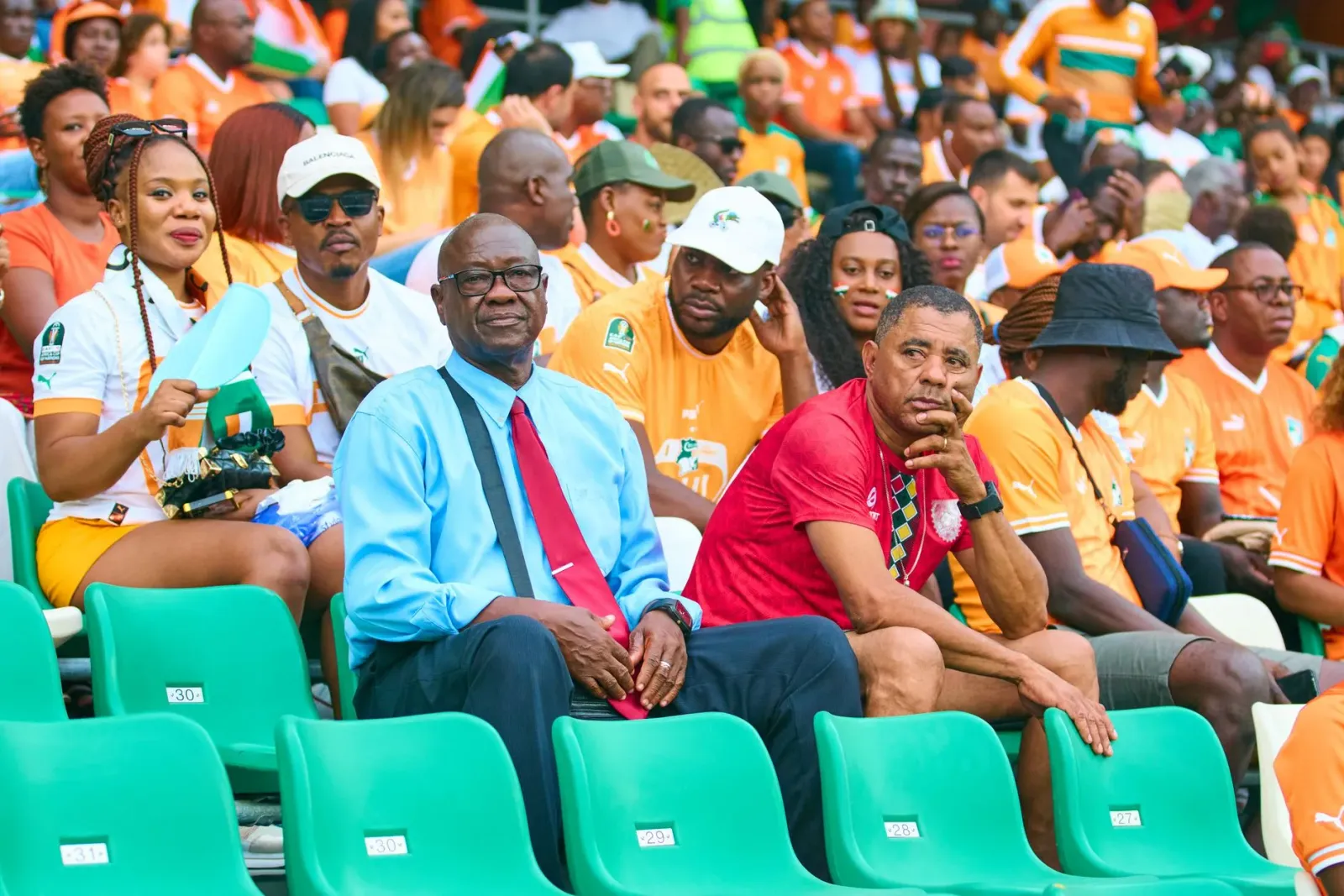 Imajen hatudu jogadór sira husi Alemaña no Costa do Marfim iha Mundiál 2026, ho torcedor sira iha fundu, hatudu emosaun no ko
