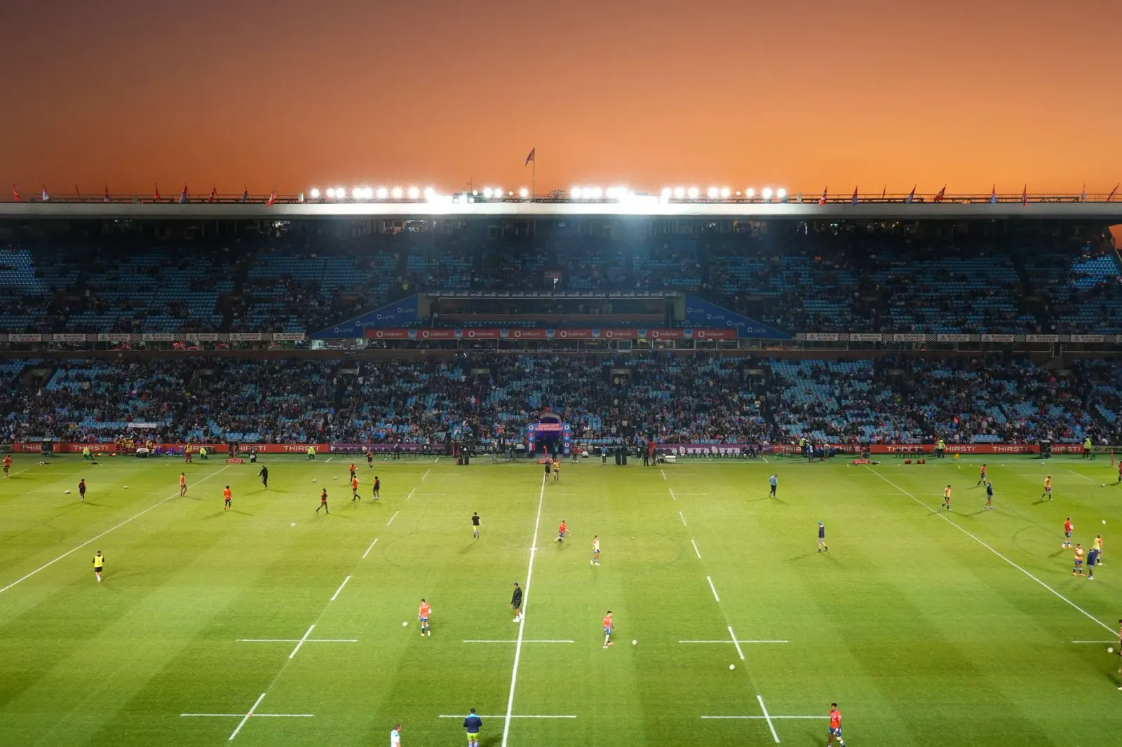 Imajen husi jogu rugby iha estadiu iha India, ho jogador sira kompeti hela, hanesan parte husi Rugby Premier League.