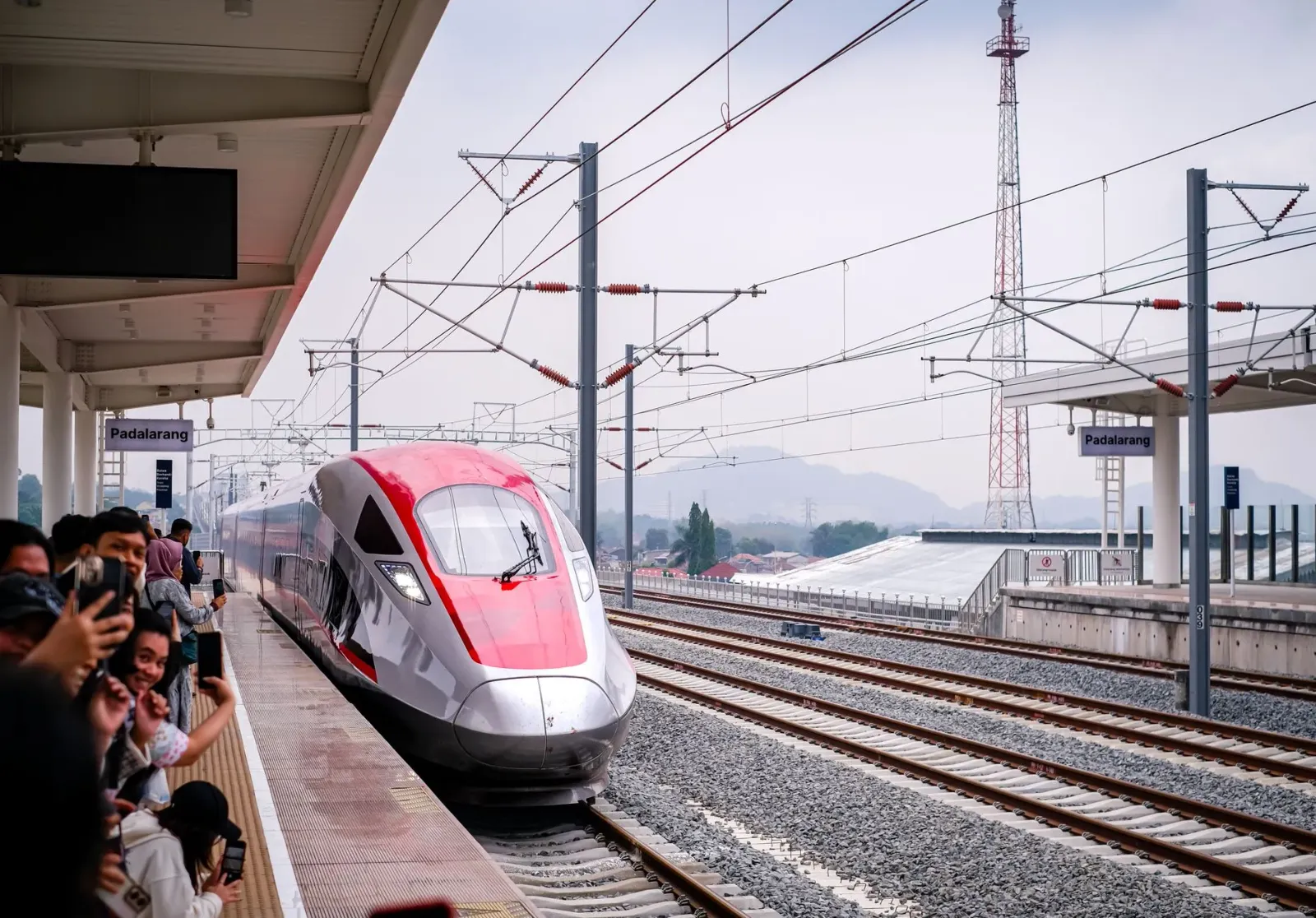 Imajen ida hatudu teknolojia GPON uza iha sistema ferrovia, ho koneksaun fibra óptika no equipamentu modernu.