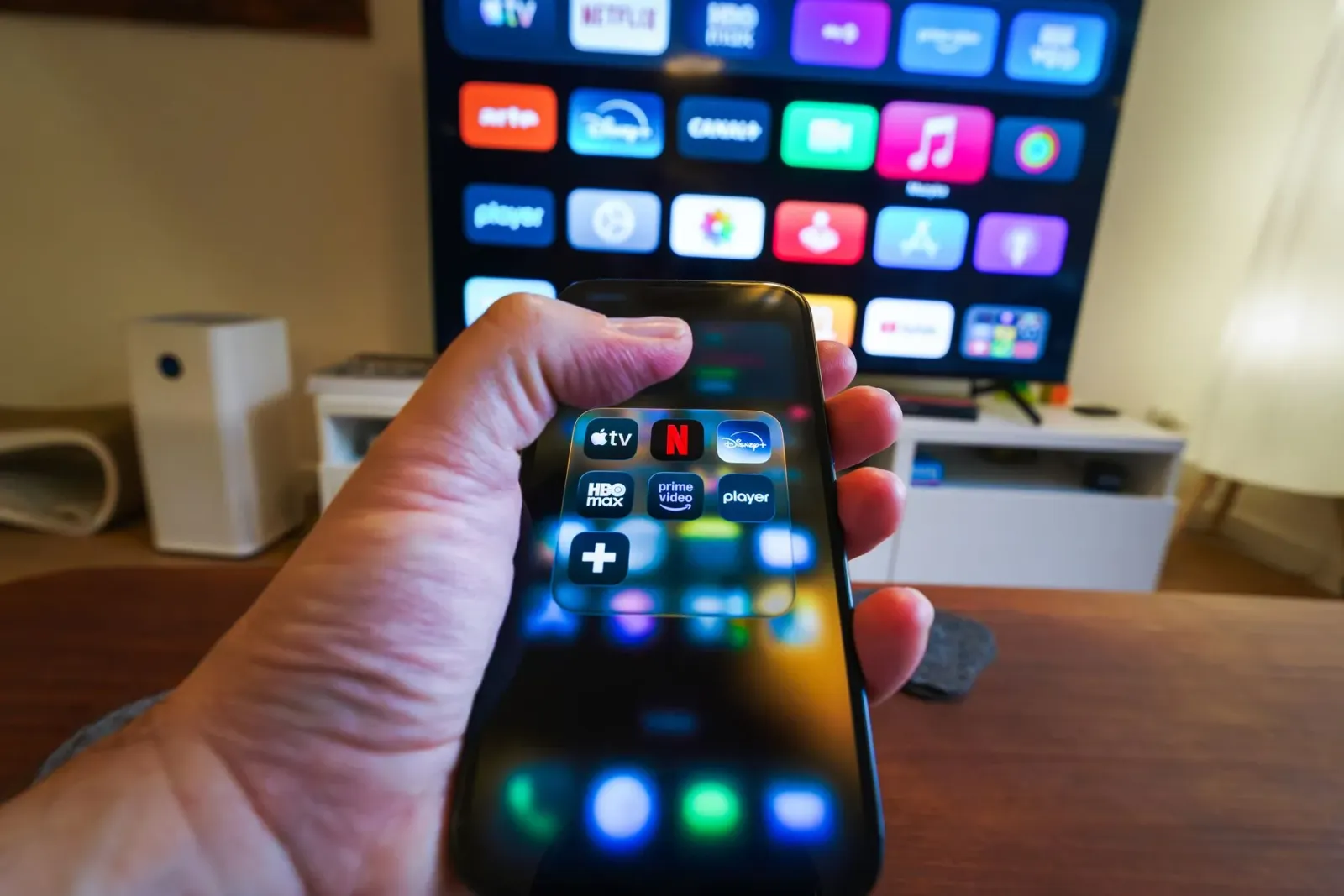 Imajen hatudu deskonte TV Prime Day ho marka Samsung, LG, no Hisense iha sala ida ne'ebé ema hela hela atu sosa