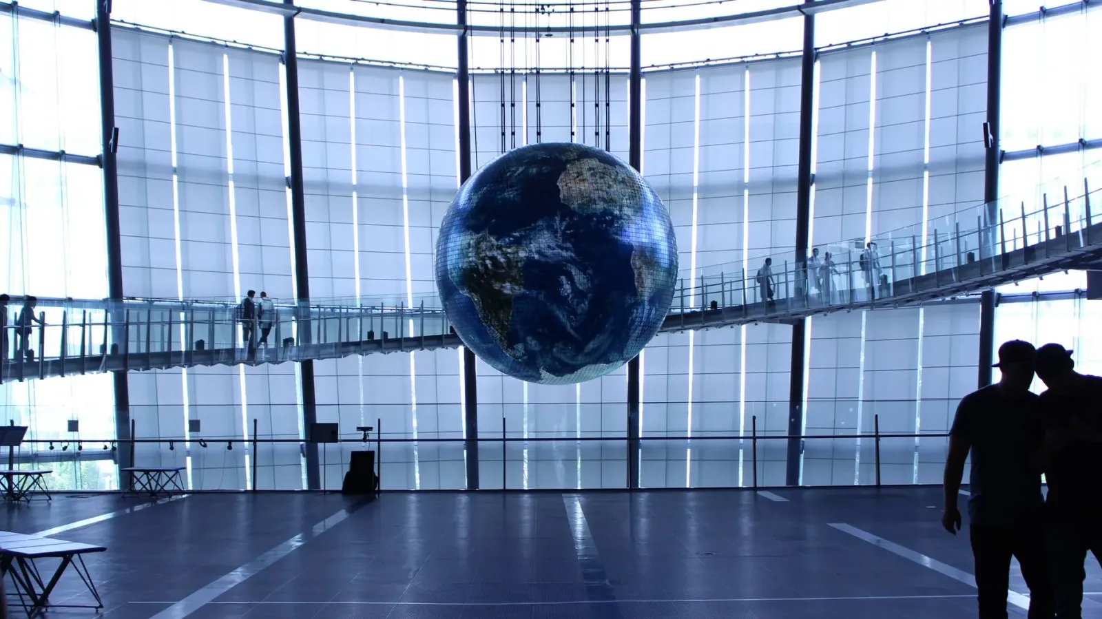 Ezibisaun Earth Works iha Science North hatudu obra arte boot kona-ba mudansa klimátika, ho luz loron tama liu husi janela bo
