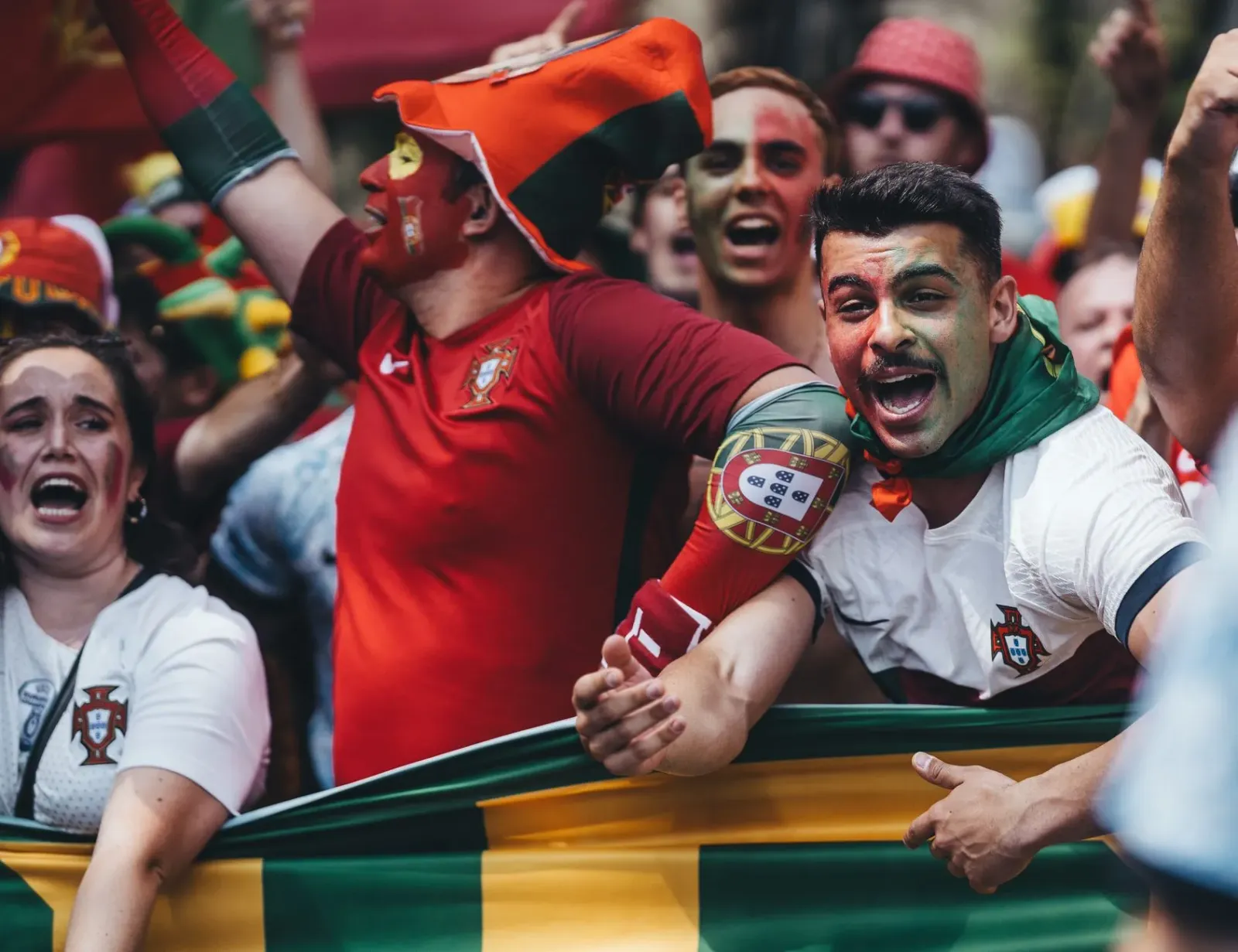 Ema barak iha estádiu Mundial 2026 ho sentimentu alegria no tensaun, fã sira hodi bandeira nasaun