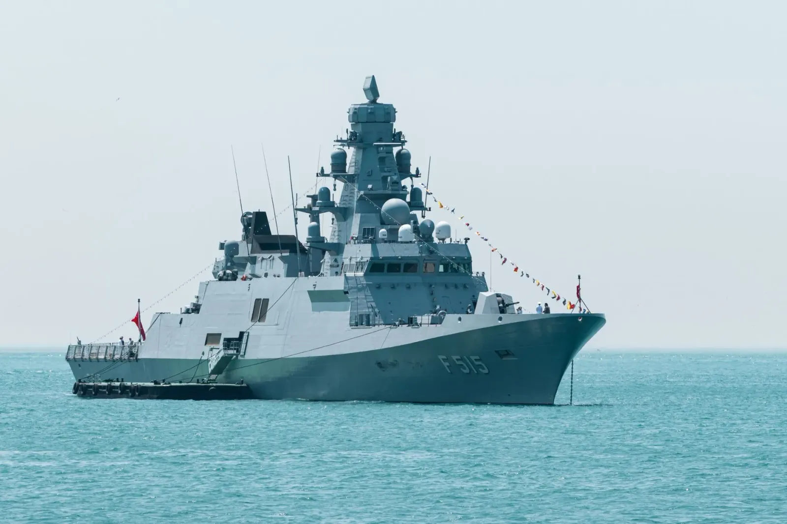 Imajen husi naviu gerra India nian ho teknolojia stealth, ne'ebé kompisaun iha serimonia ofisiál.