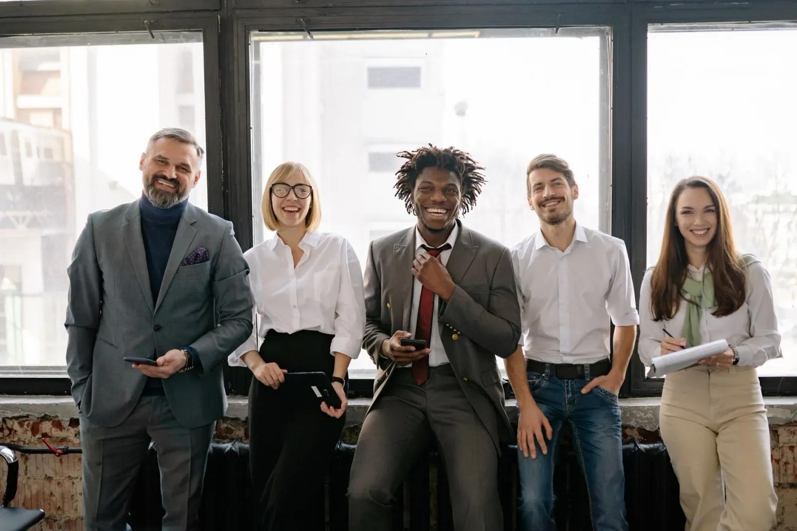 Imajen ida ne'ebé hatudu lider sira iha reuniaun negósiu ho joven talentu, ho símbolu husi SpaceX no Tottenham iha fundu, ilu