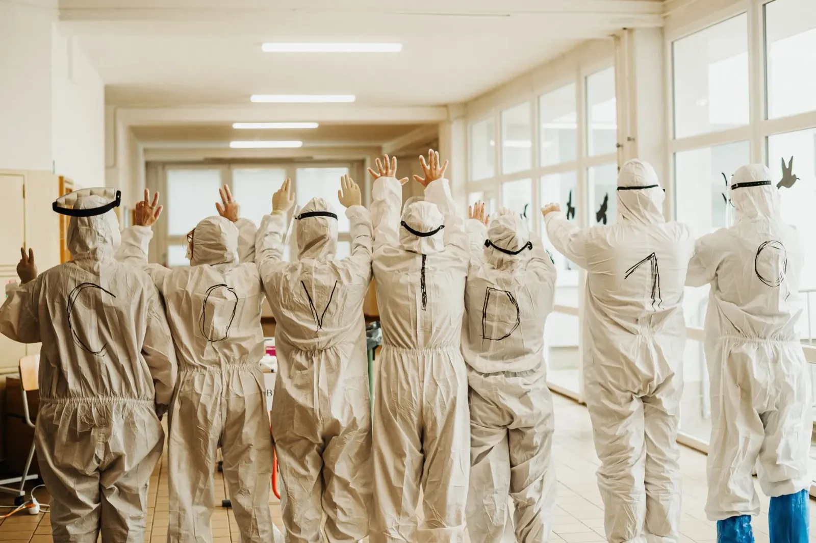 Ekipa médiku iha Kongo uza ekipamentu protesaun atu trata pasiente suspeita Ebola strain raru Bundibugyo.