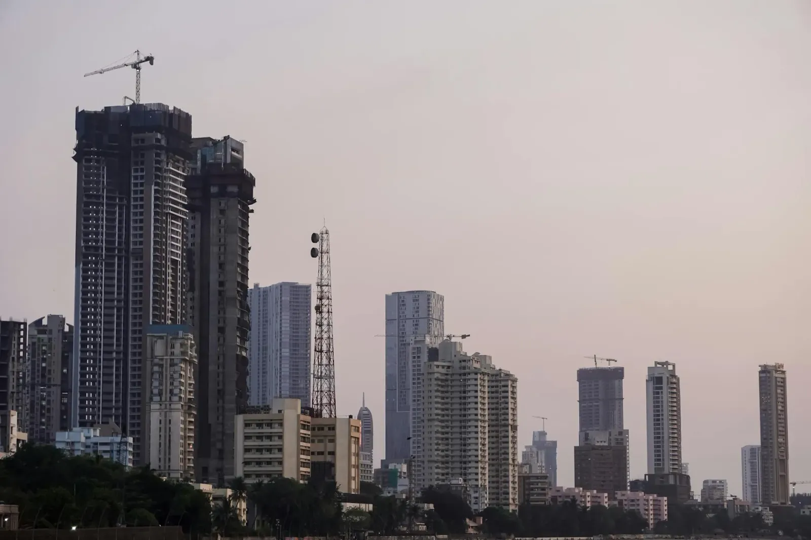 Vista husi skyline Mumbai ho área dezenvolvimentu imobiliária iha Mahim, ne'ebé hatudu oportunidade investimentu rai futuru.