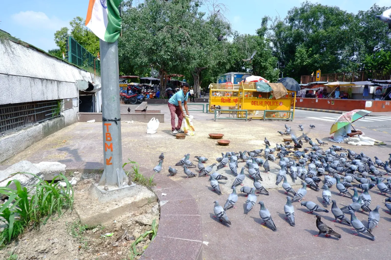 Imajen hatudu polísia iha farda iha merkadu Chandni Chowk ho ema barak haree, ilustra situasaun akuzasaun falsu no asaltu