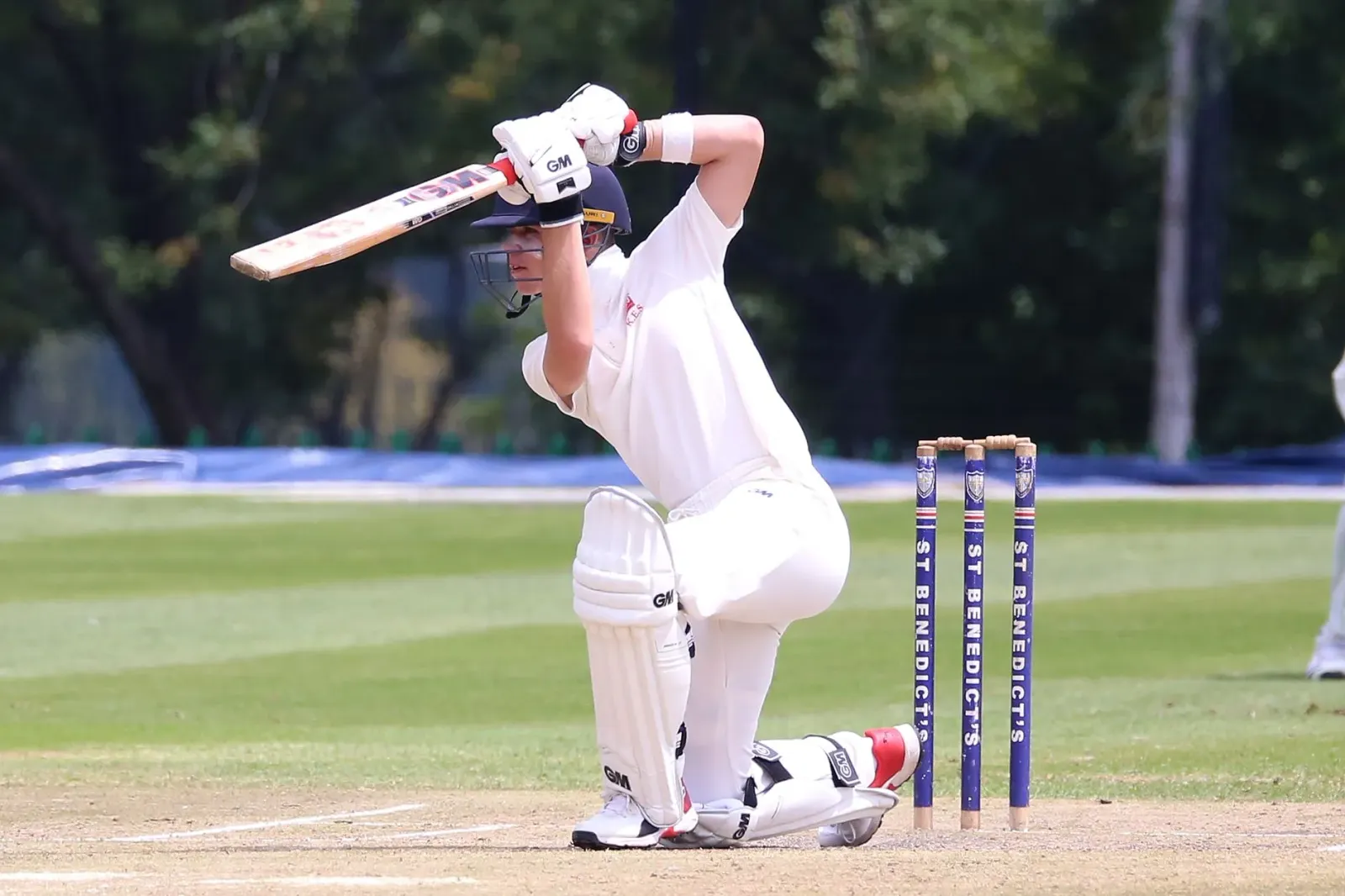 Sophia Dunkley, jogadora cricket husi Inglaterra, baku bola iha partida T20 World Cup kontra Scotland iha Headingley, ho arqu