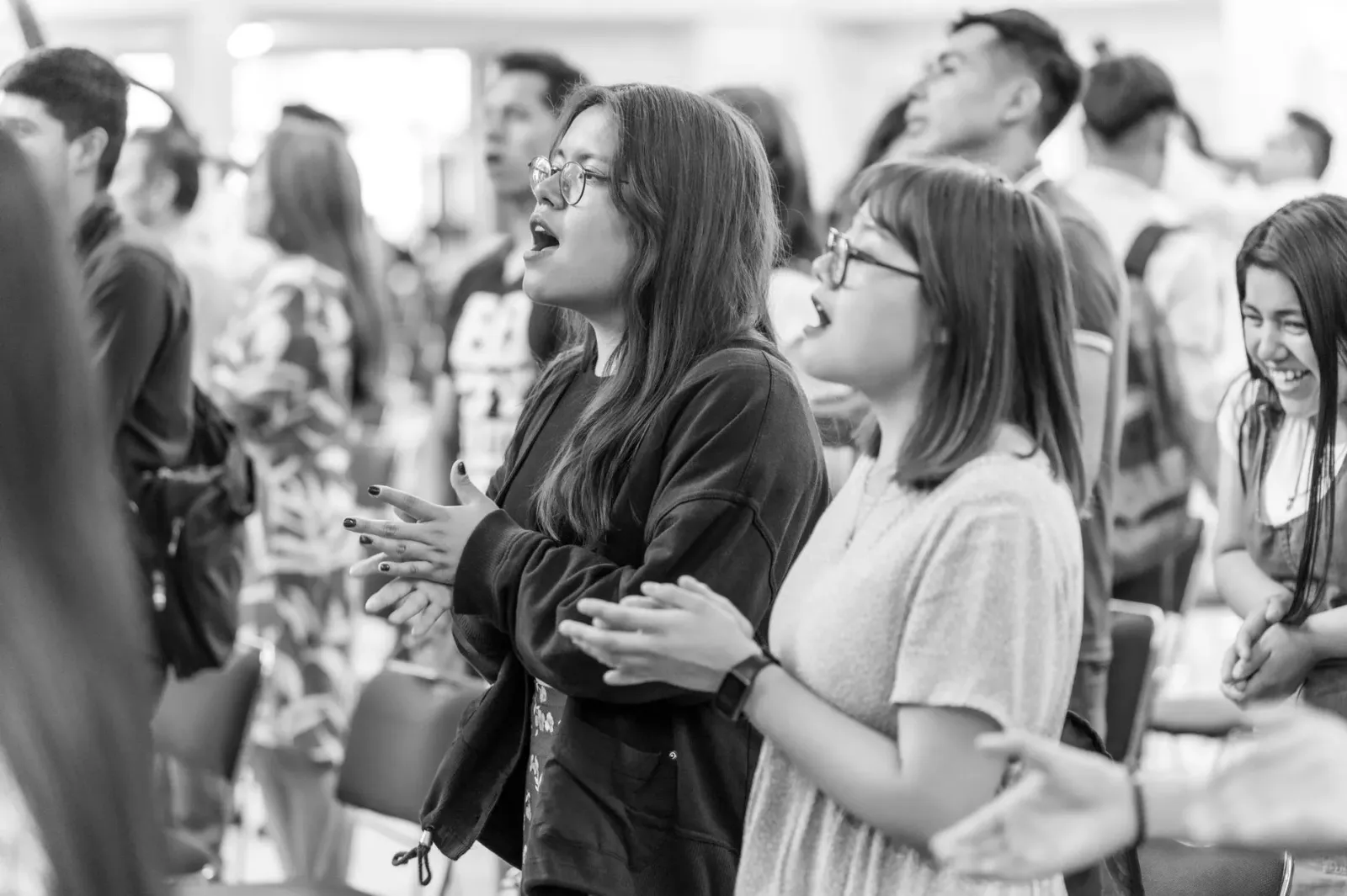 Igreja iha Metropolitanta Detroit organiza eventu ba joventude, ho grupu ema hamutuk sorrisu iha sala igreja.