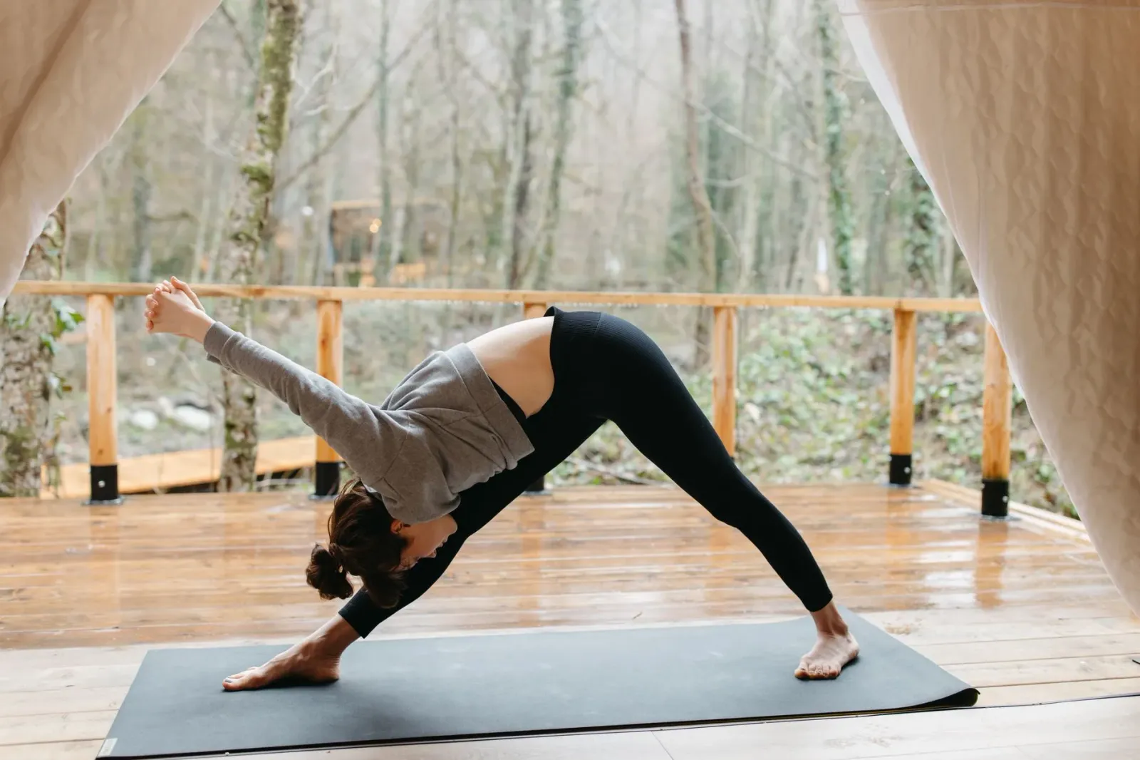 Imajen ne'ebé hatudu ema halo yoga ho presizaun no konsentrasaun, ho fundu natureza iha ilhas Ogasawara