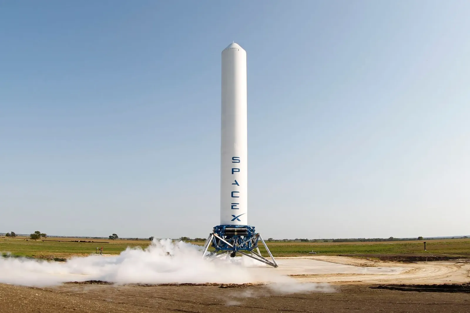 Imajen ilustrasaun SpaceX lansa foguetão iha futuru, ho teknolojia avansadu atu entrega kargu iha rai tomak, iha fundu kosmos