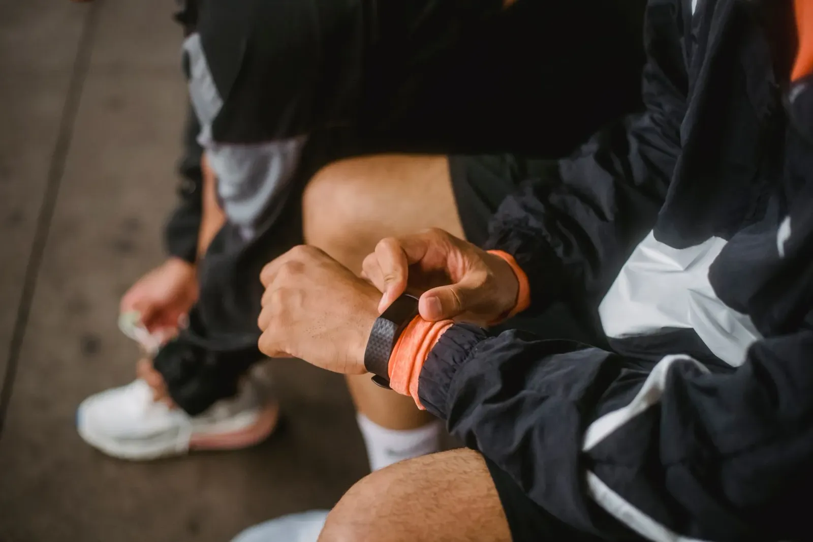 Imajen hatudu relójiu intelijente iha pulsu atleta, ho tela hatudu dadus desportu hanesan distánsia no frekuénsia kardíaka, i