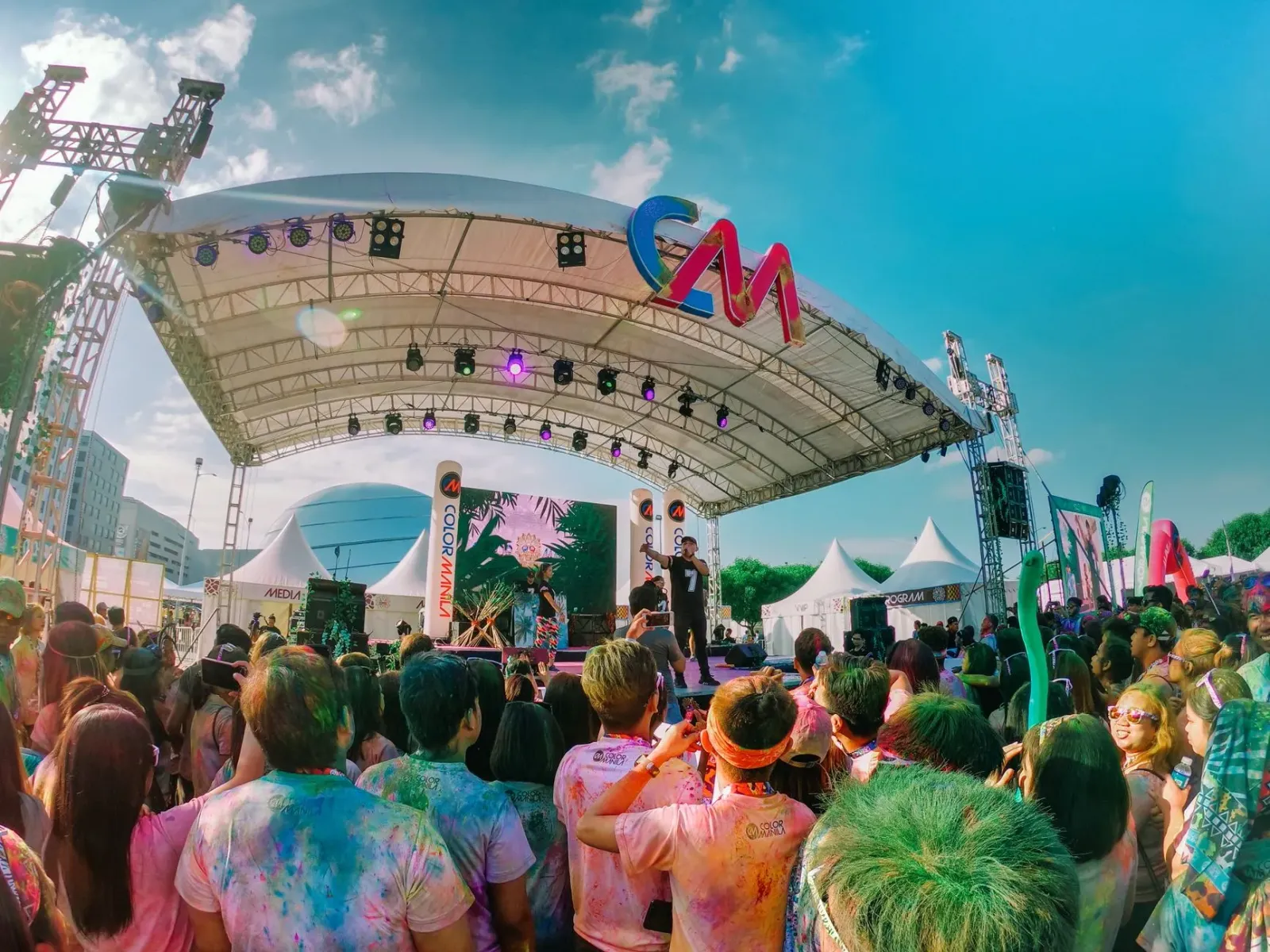 Ema barak tuir Summer Game Fest 2026 iha sala boot ho palco ne'ebé hatudu trailer jogu iha tela boot