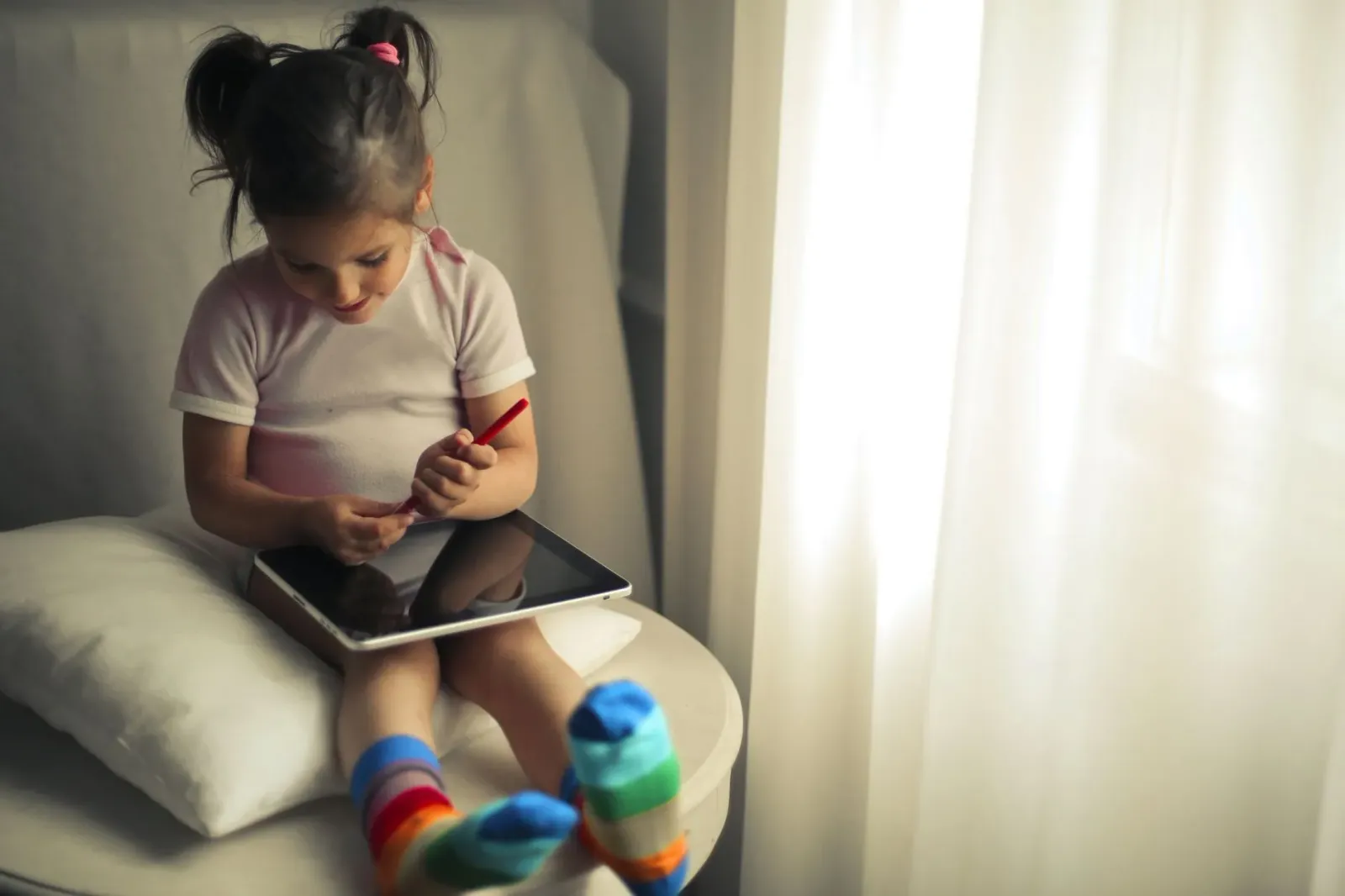 Oan ki'ik uza tablet interativu atu aprende, hatudu teknolojia ne'ebé ajuda hanoin no dezenvolve kapasidade ba futuru