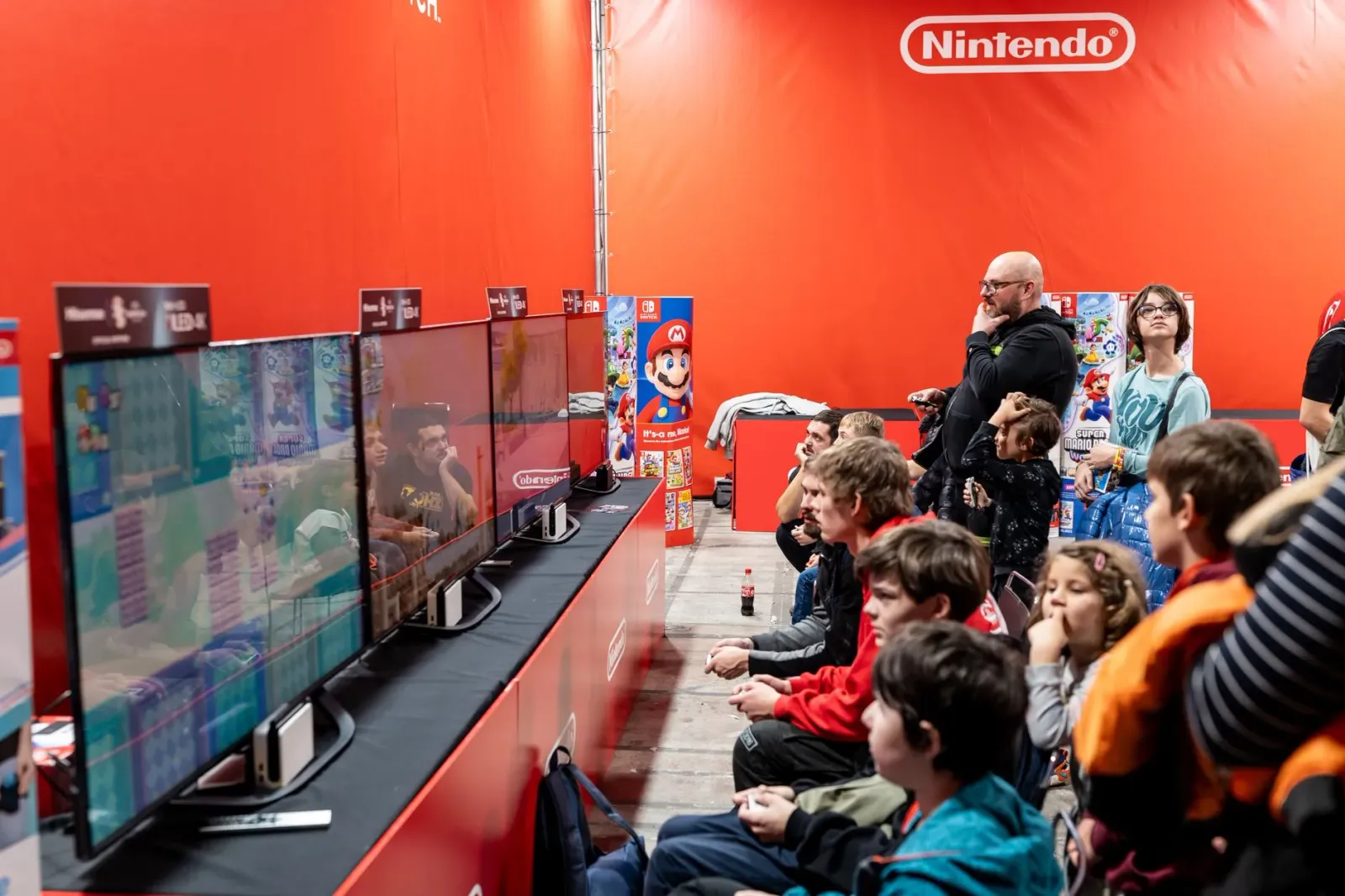 Imajen ida ne'ebé hatudu eventu Nintendo Direct ho logu Nintendo nian, iluminasaun azul no kratur sira ne'ebé reprezenta jogu