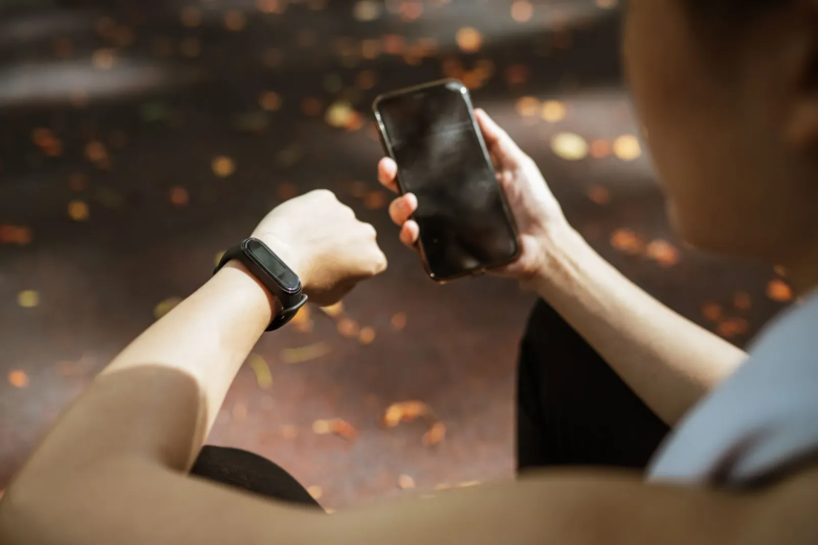 Feto ida uza smart ring iha liman no haree ba aplikasaun saúde iha smartphone, ho fundu natureza
