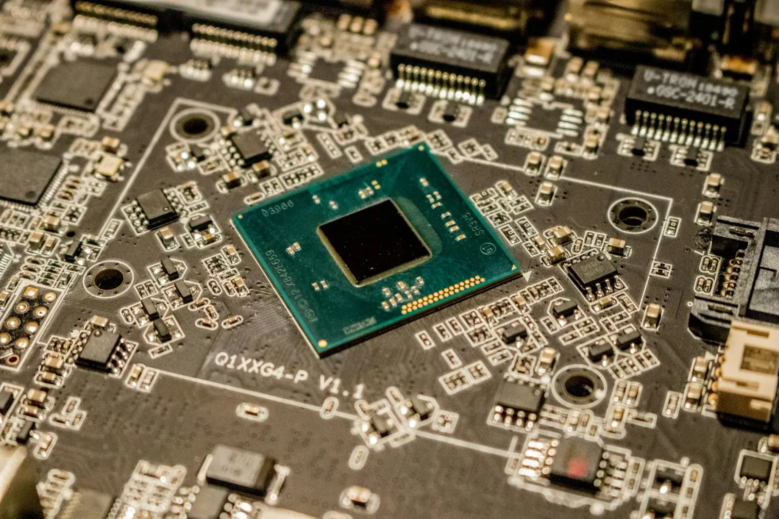 Imajen hosi Nvidia Vera CPU ne'ebé hatudu xip teknolojia foun iha komputador, ho laran biru no metál, hanesan ameasa ba Intel